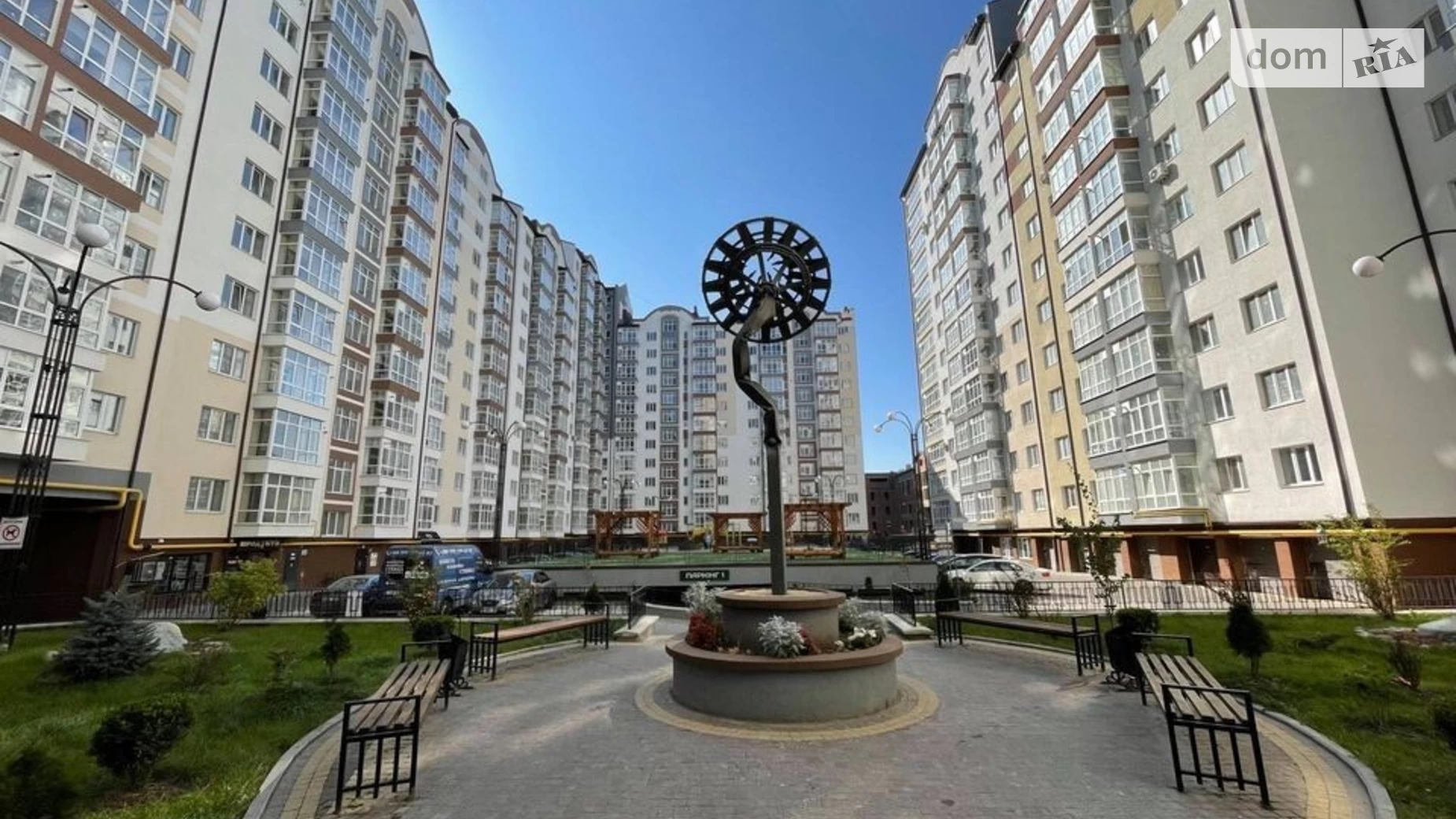 Продается 2-комнатная квартира 65 кв. м в Ивано-Франковске, ул. Высочана Семена