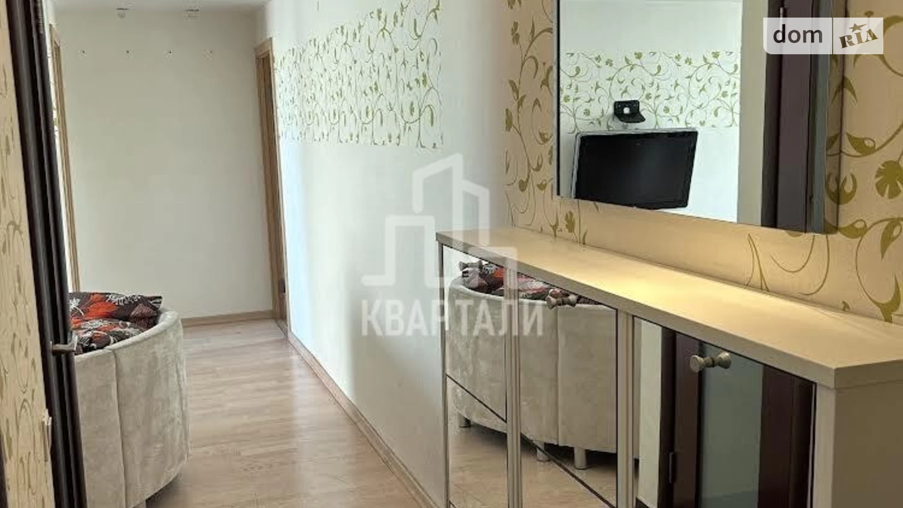 Продается 3-комнатная квартира 56 кв. м в Киеве, просп. Владимира Ивасюка, 11А