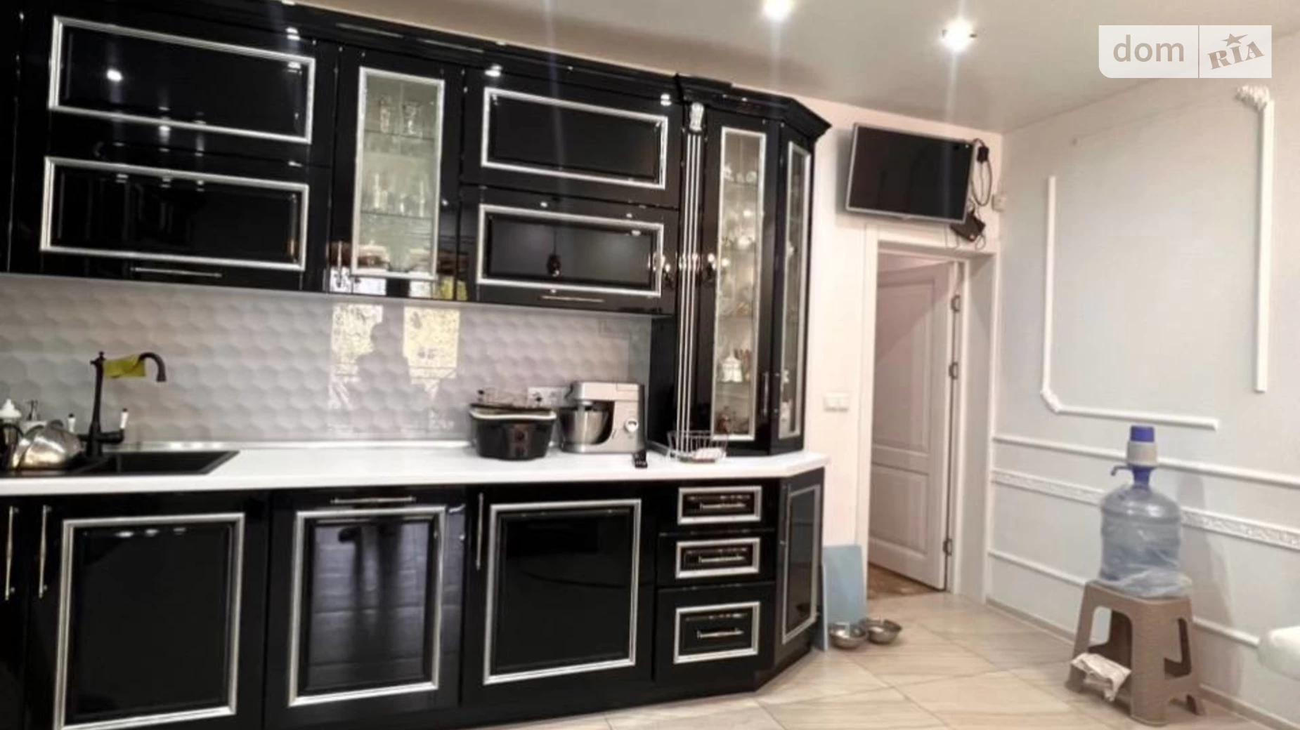 Продается дом на 3 этажа 375 кв. м с гаражом, цена: 170000 $ - фото 2