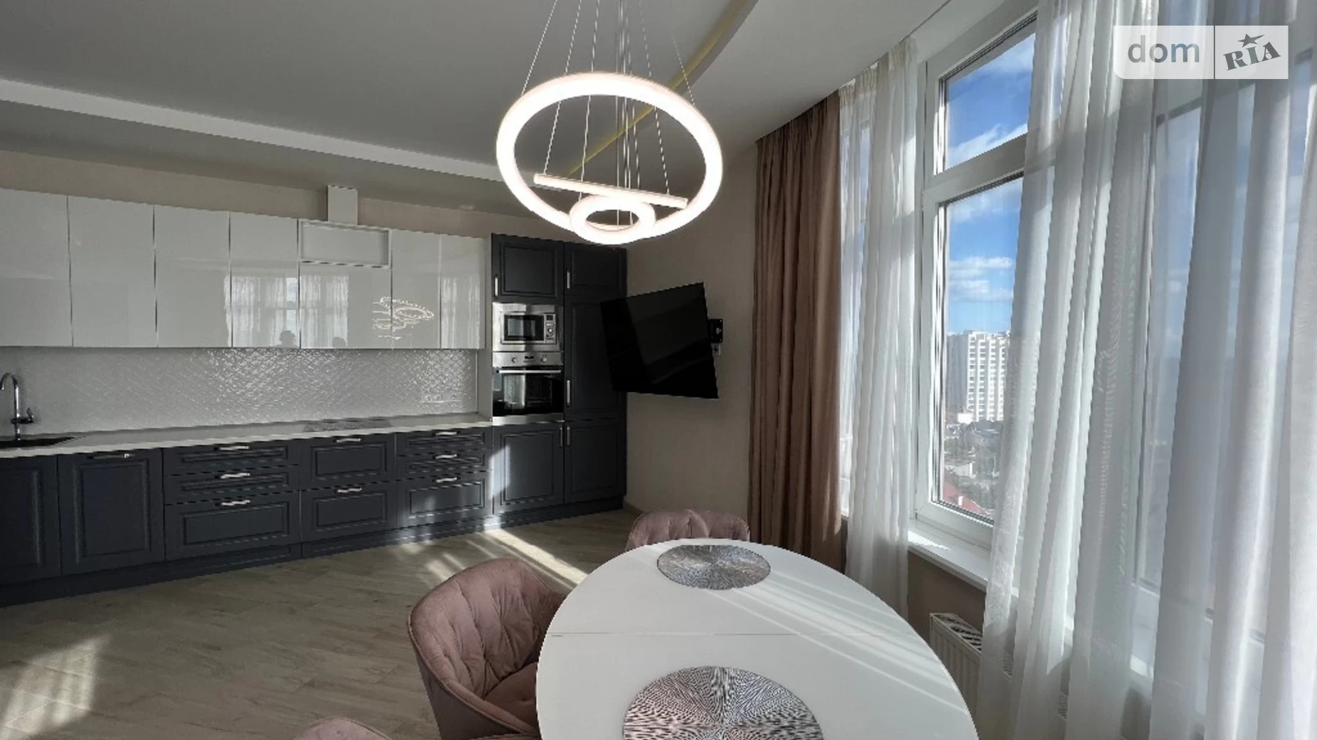 Продается 2-комнатная квартира 68 кв. м в Одессе, ул. Каманина