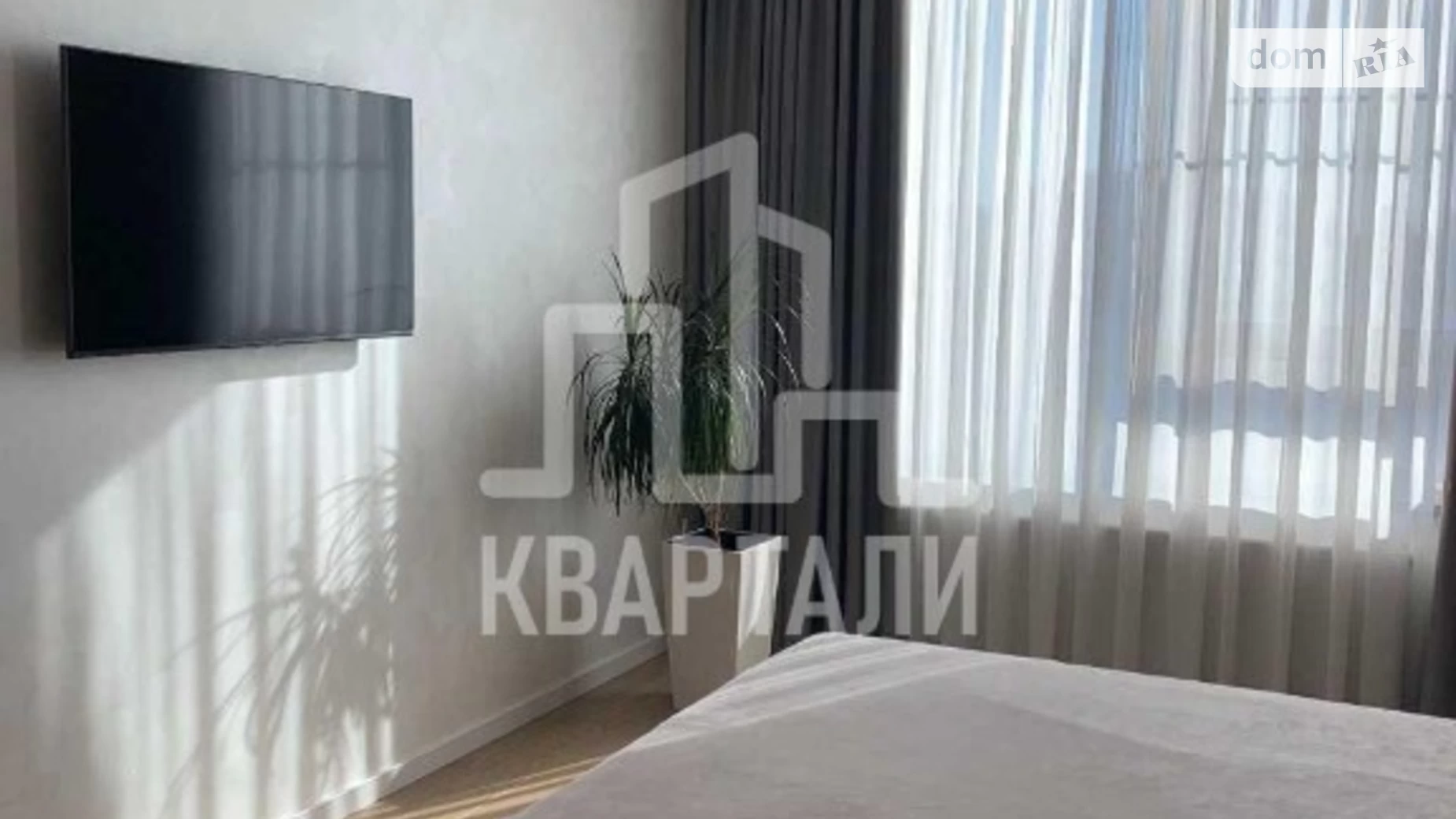 Продается 4-комнатная квартира 107 кв. м в Киеве, ул. Деловая, 1/2