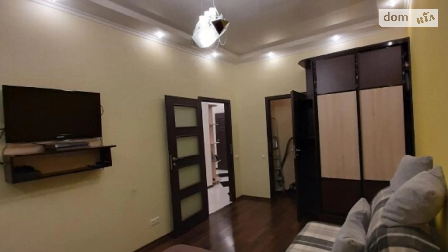 Продается 3-комнатная квартира 82 кв. м в Одессе, ул. Вишневая