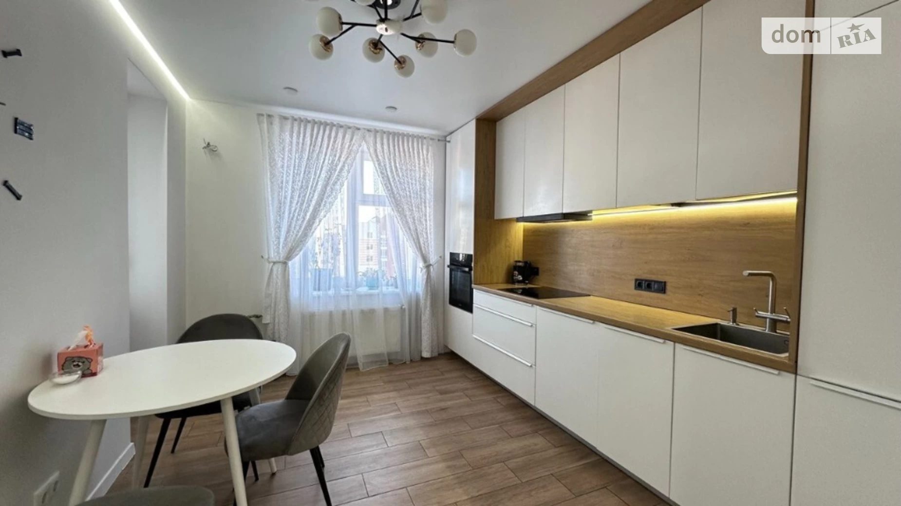 Продается 3-комнатная квартира 126 кв. м в Хмельницком, ул. Озерная, 4