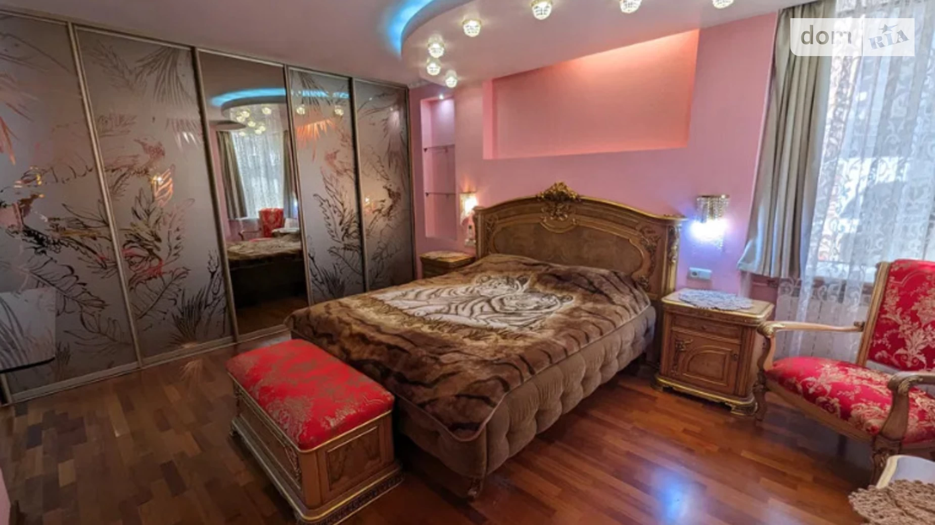 Продается 4-комнатная квартира 196 кв. м в Киеве, ул. Старонаводницкая, 4В