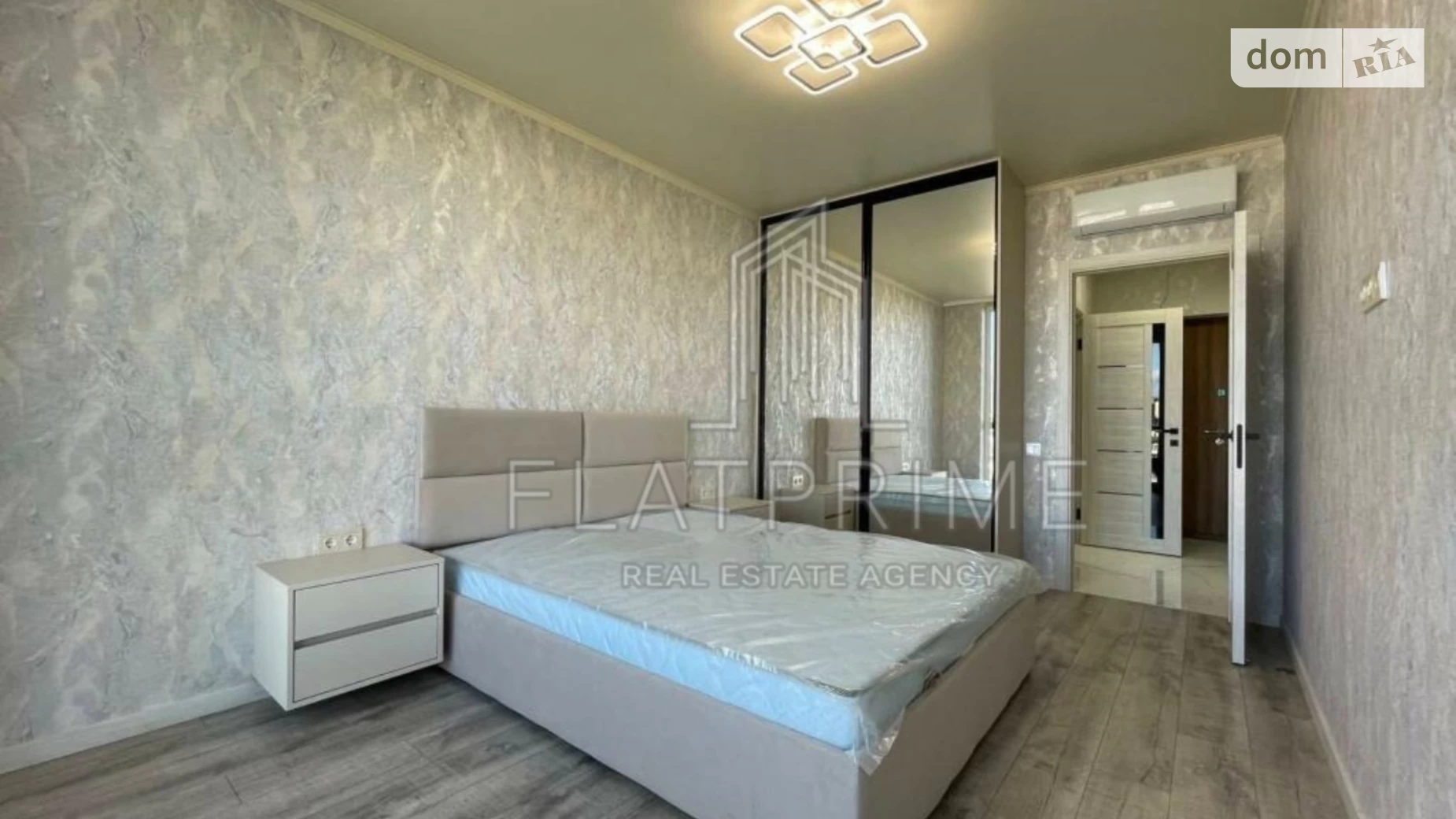 Продается 1-комнатная квартира 43 кв. м в Киеве, просп. Европейского Союза(Правды), 49