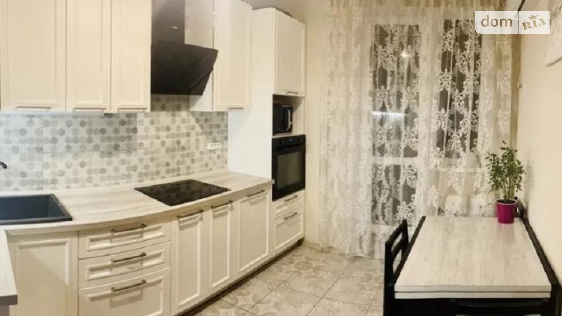 Продается 3-комнатная квартира 72 кв. м в Одессе, ул. Михаила Грушевского, 30Б