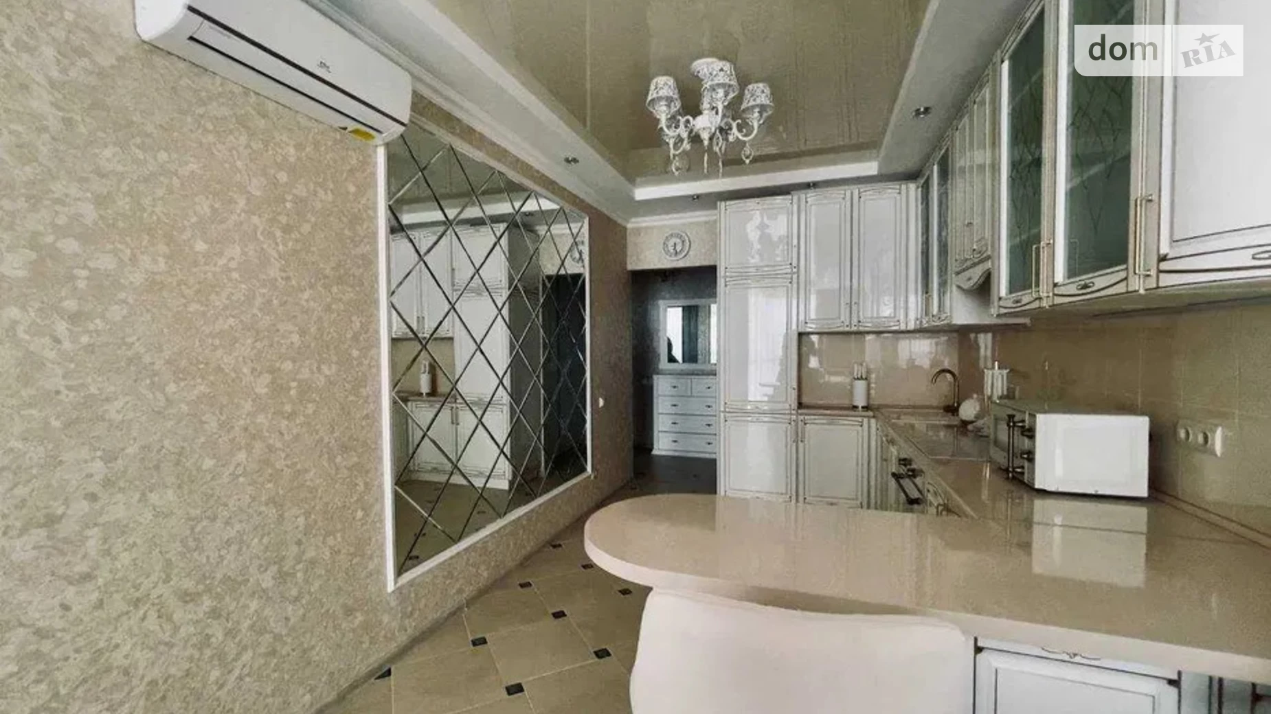 Продается 2-комнатная квартира 54 кв. м в Киеве, ул. Глубочицкая, 73