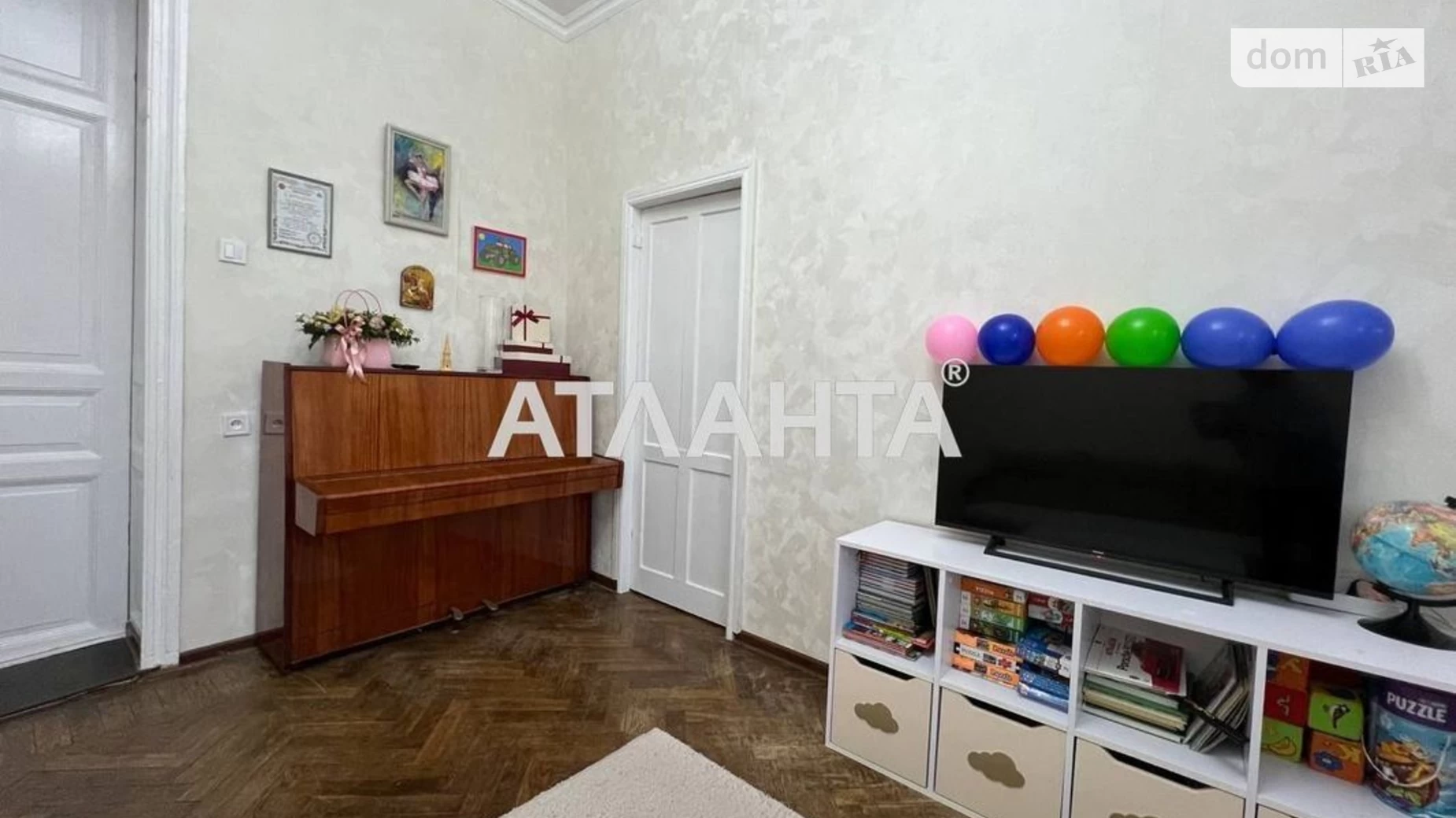 Продається 4-кімнатна квартира 91.2 кв. м у Одесі, вул. Базарна