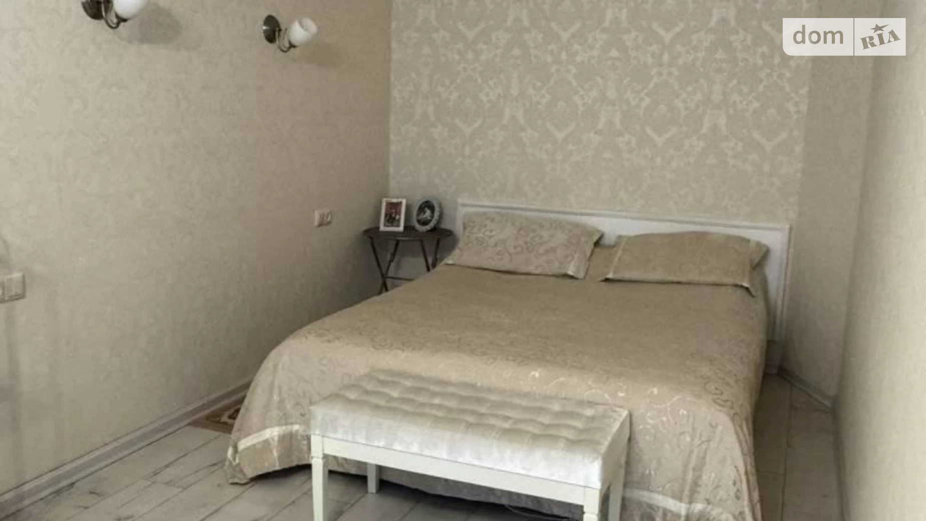 Продается 1-комнатная квартира 49 кв. м в Одессе, ул. Костанди