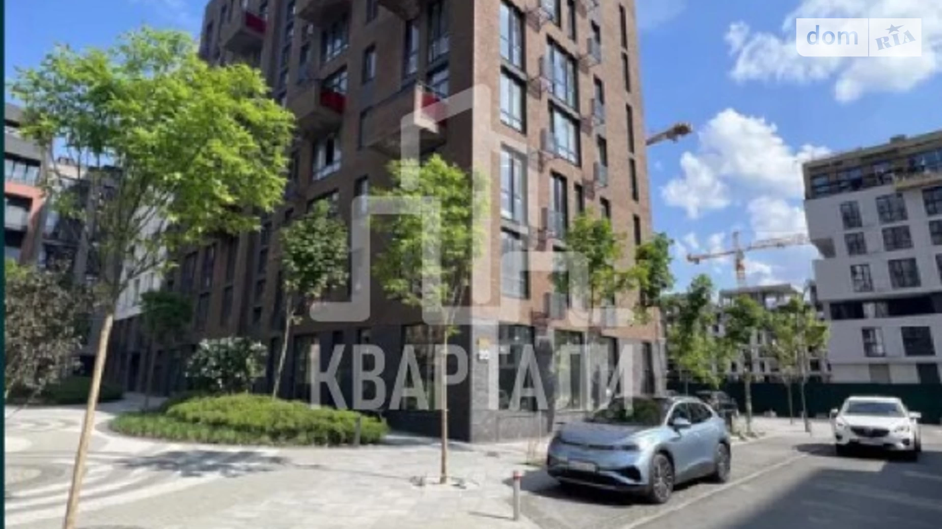 Продается 1-комнатная квартира 37 кв. м в Киеве, ул. Салютная, 2