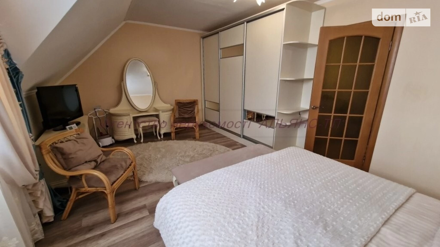 Продается 4-комнатная квартира 142 кв. м в Ужгороде, ул. Владимирская