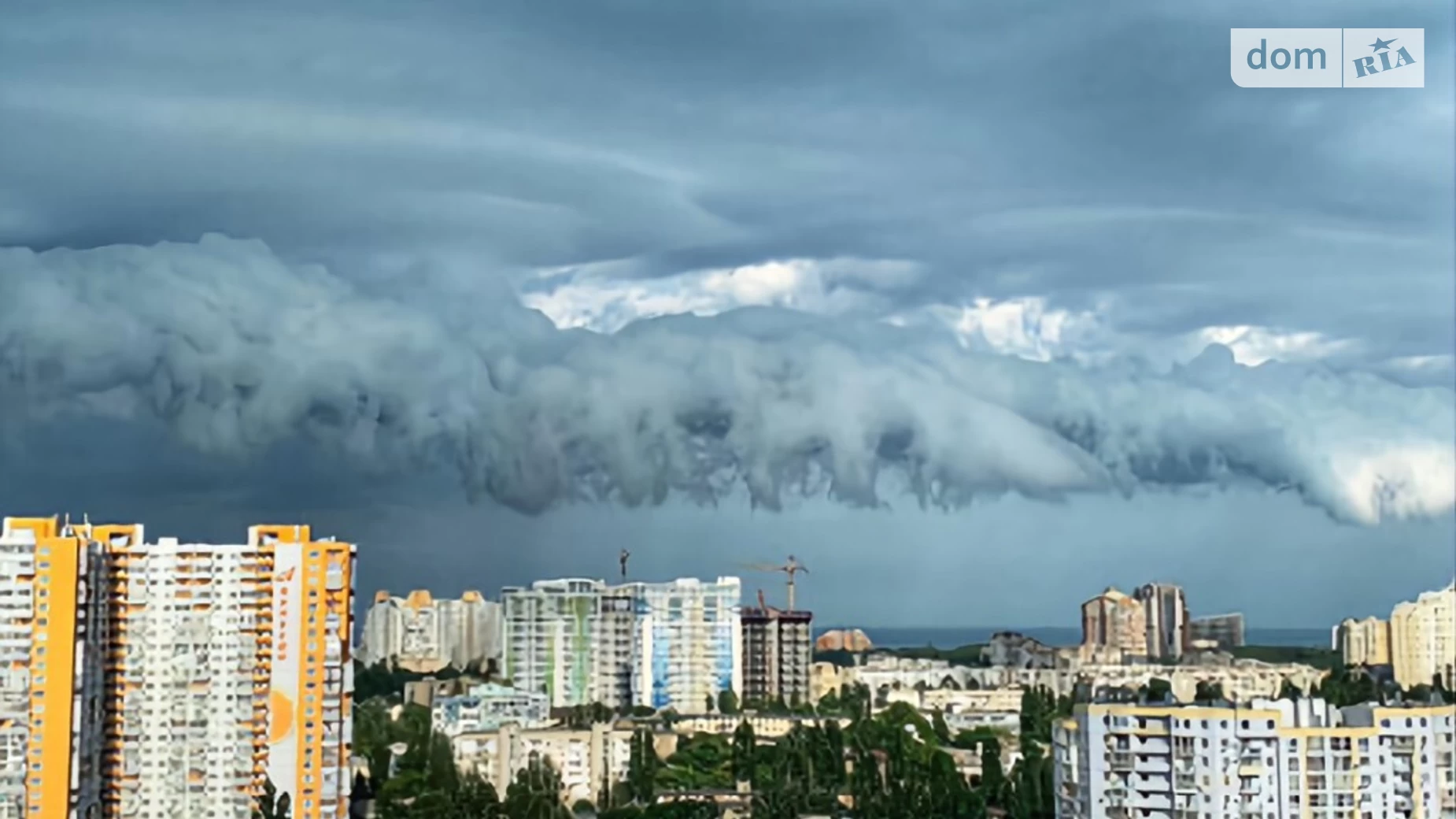 Продається 2-кімнатна квартира 58 кв. м у Одесі, вул. Басейна