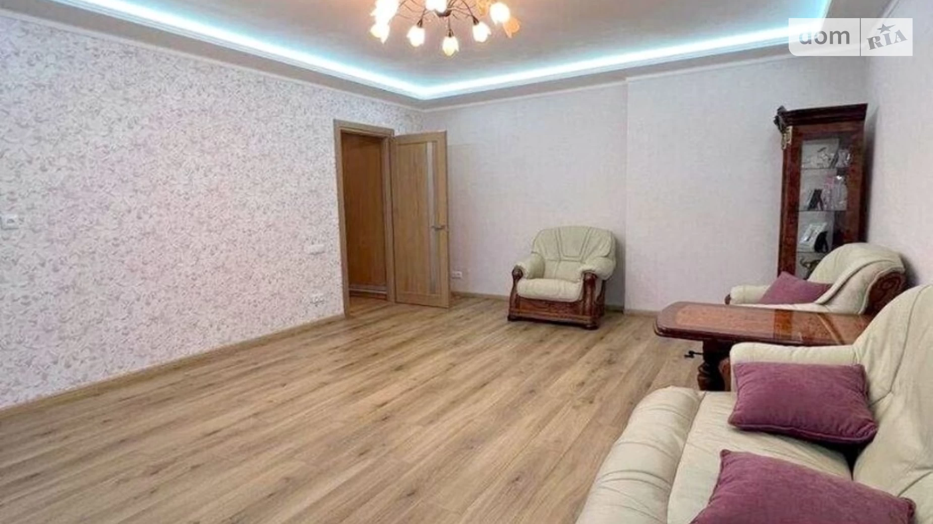 Продається 2-кімнатна квартира 91 кв. м у Дніпрі, вул. Тютюнника Василя, 32