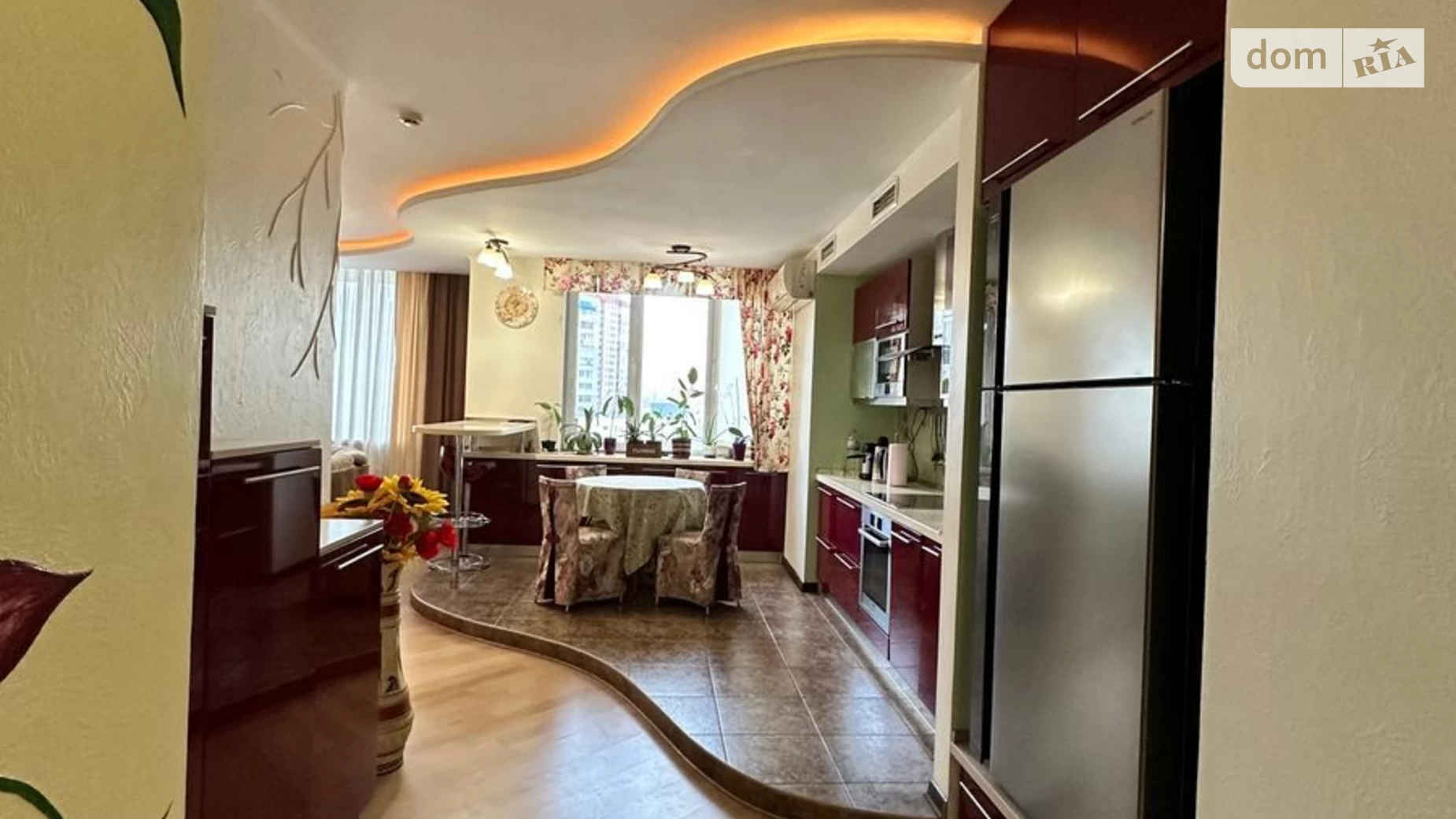 Продается 4-комнатная квартира 142 кв. м в Киеве, ул. Срибнокильская, 1