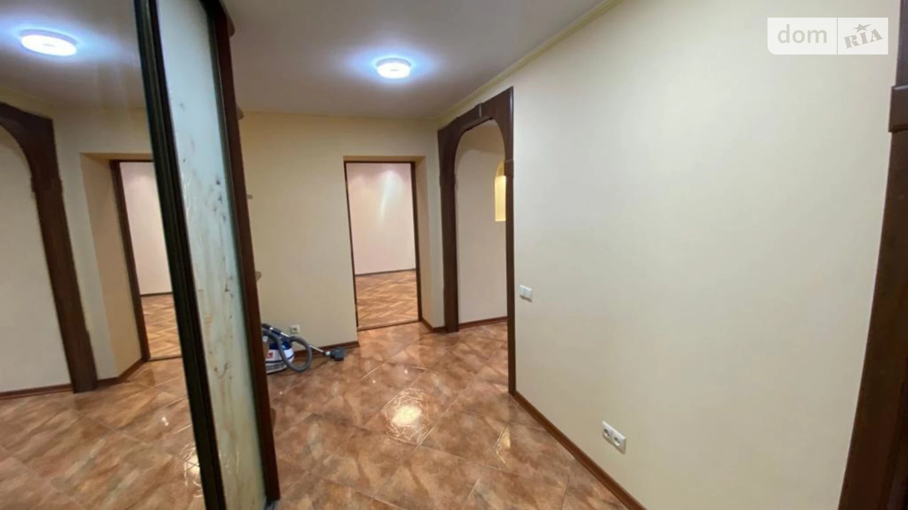 Продается 3-комнатная квартира 67 кв. м в Киеве, ул. Константиновская, 61
