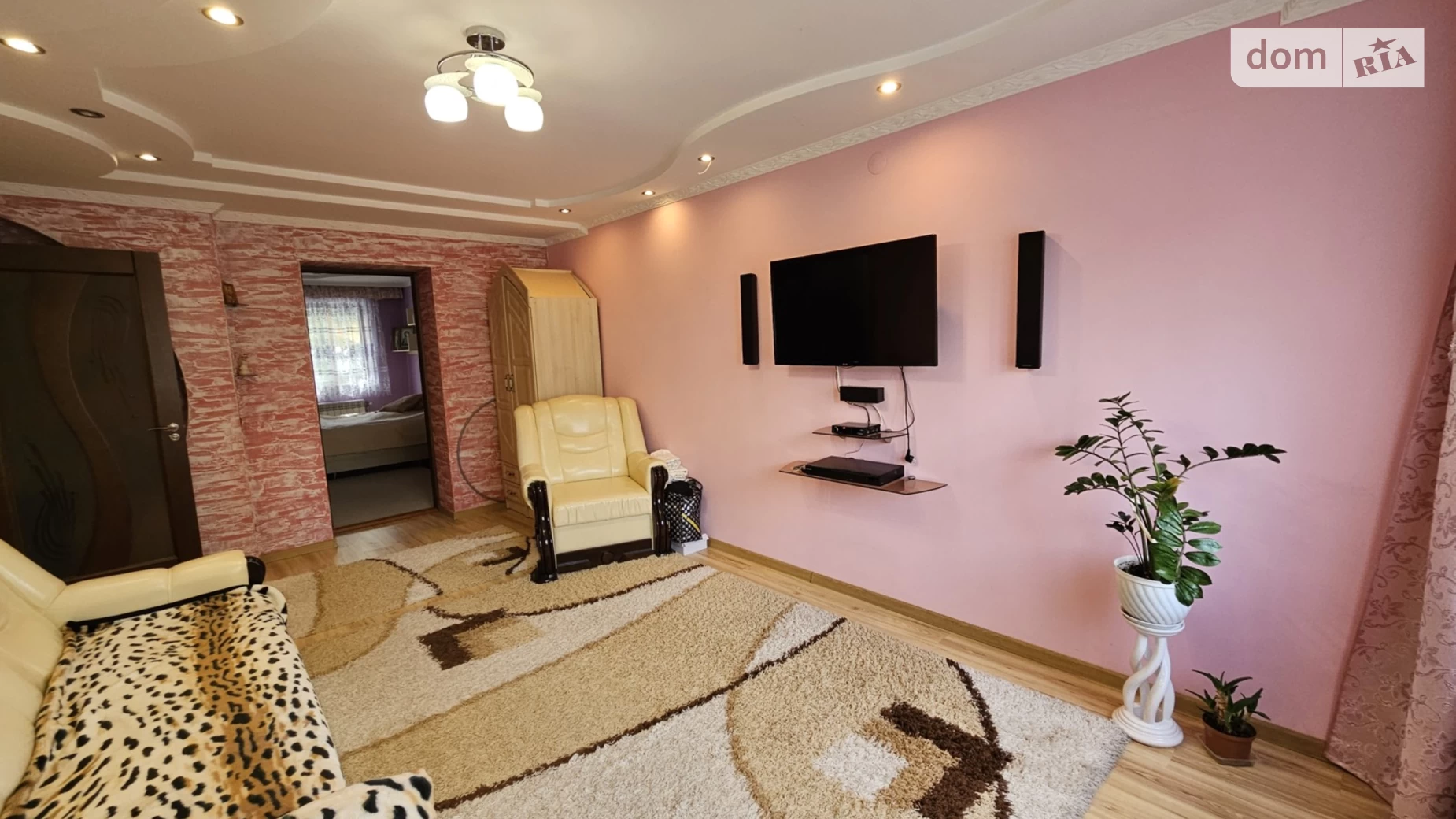 Продается 3-комнатная квартира 62 кв. м в Ужгороде, ул. Собранецкая