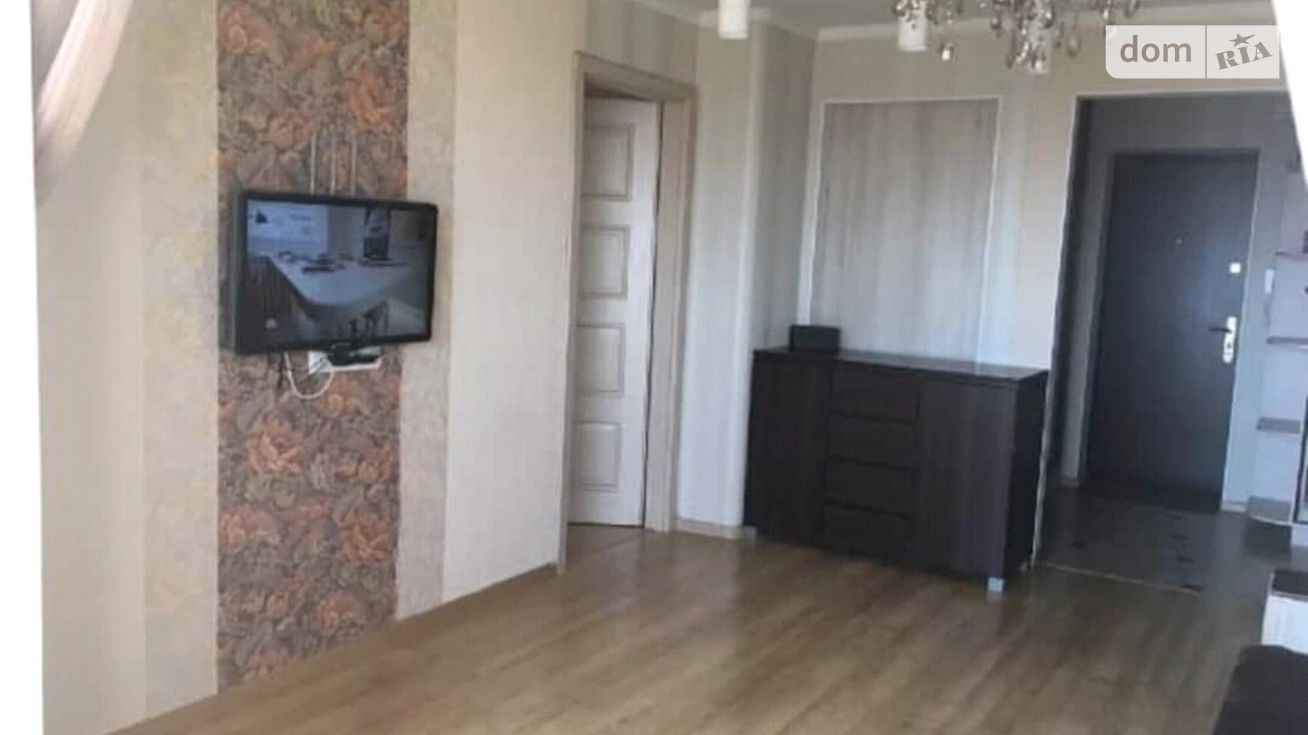 Продається 2-кімнатна квартира 64 кв. м у Чорноморську, вул. 1 Травня