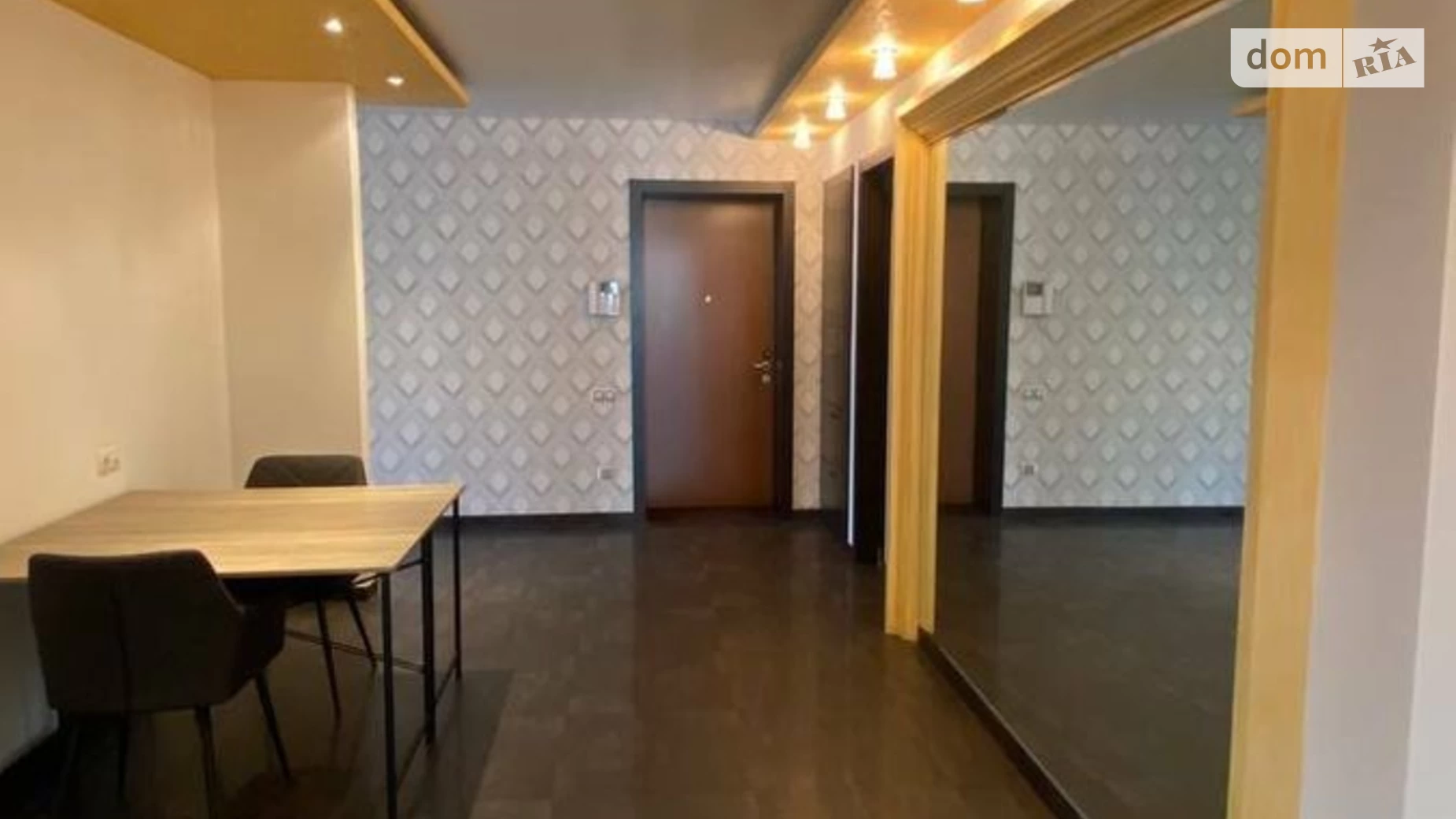 Продается 4-комнатная квартира 117 кв. м в Одессе, просп. Академика Глушко