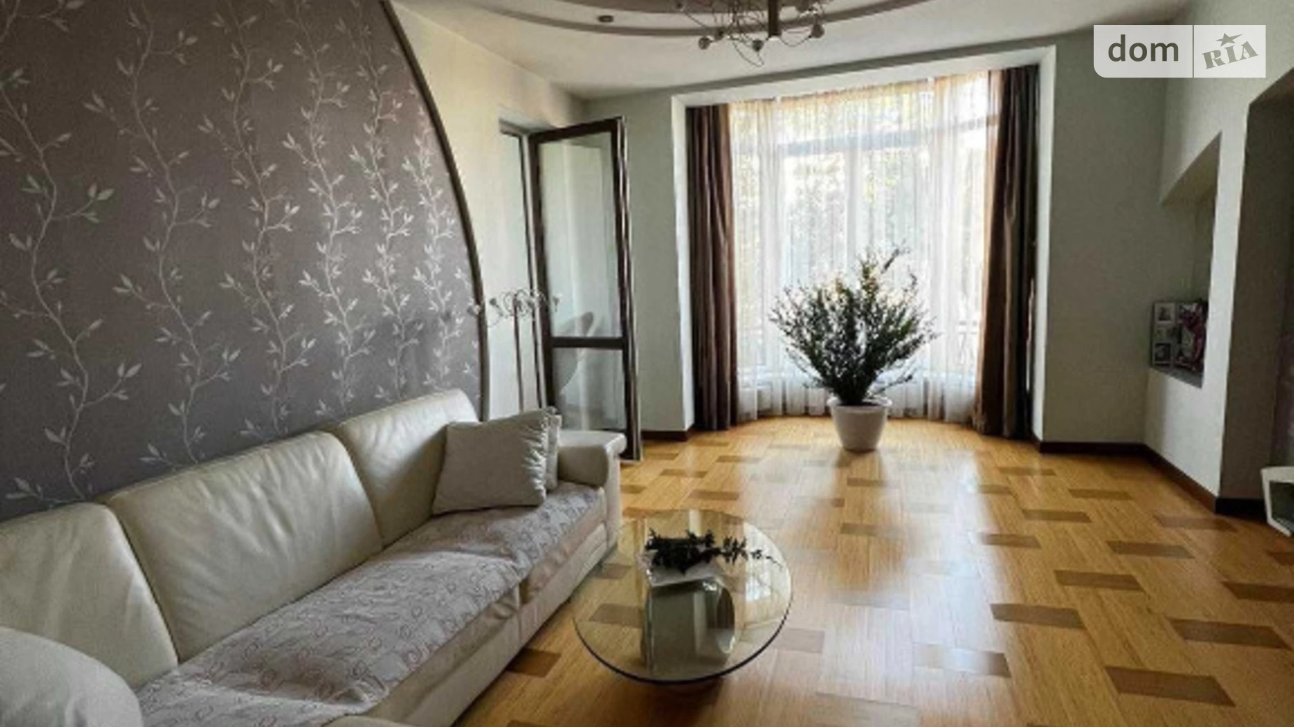 Продается 1-комнатная квартира 87 кв. м в Львове, ул. Михновских Братьев, 31А