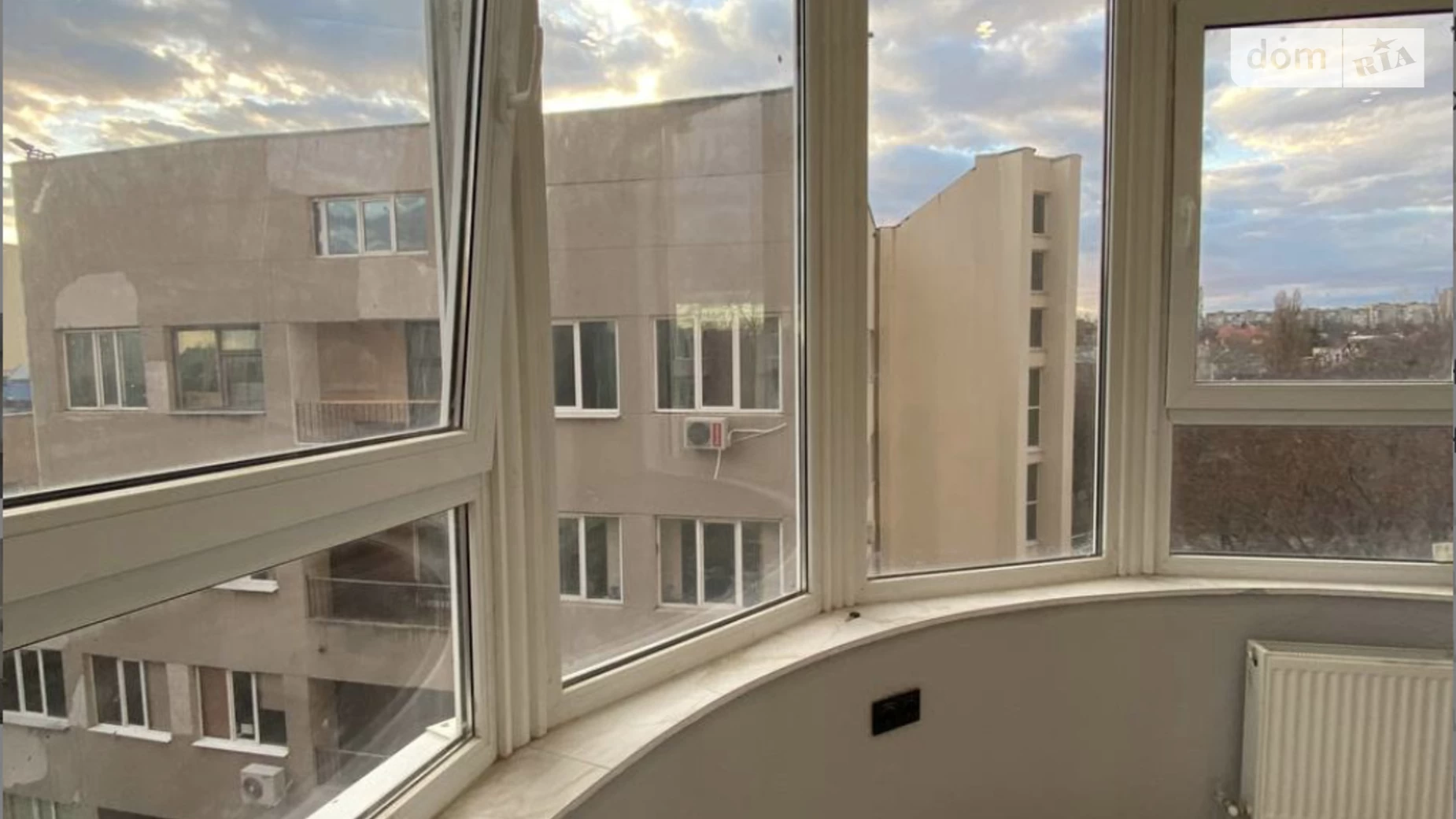Продается 2-комнатная квартира 56 кв. м в Одессе, ул. Макаренко, 2А