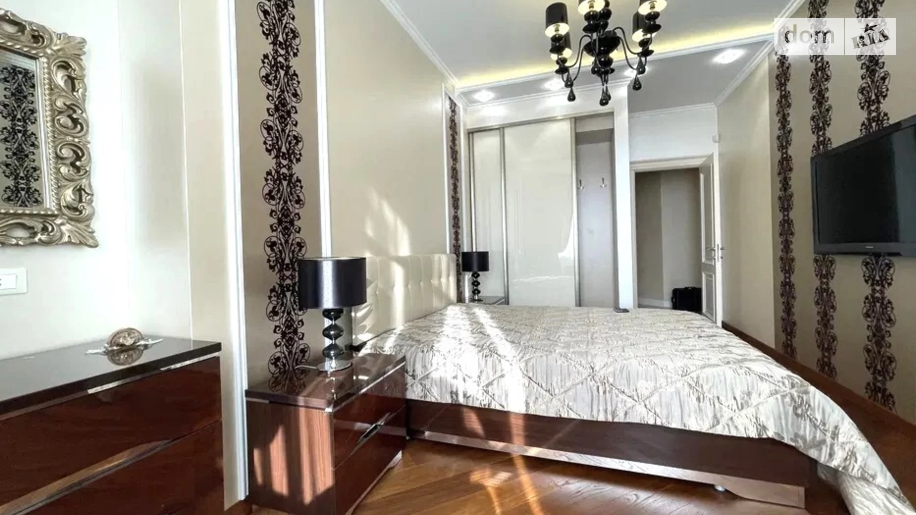Продается 3-комнатная квартира 120 кв. м в Одессе, бул. Французский