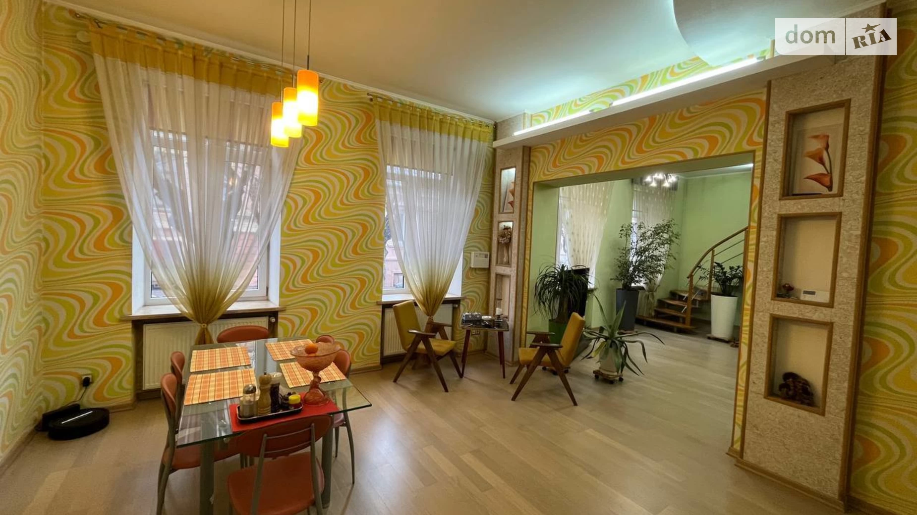 Продается 4-комнатная квартира 243 кв. м в Черновцах, ул. Хмельницкого Богдана