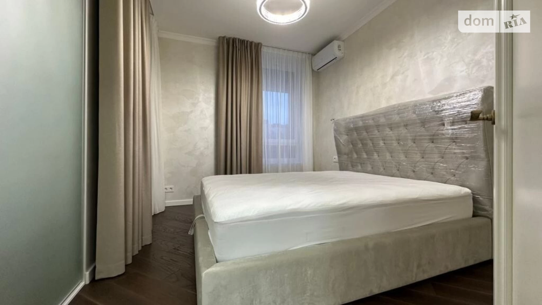 Продается 1-комнатная квартира 41 кв. м в Киеве, ул. Салютная, 2Б