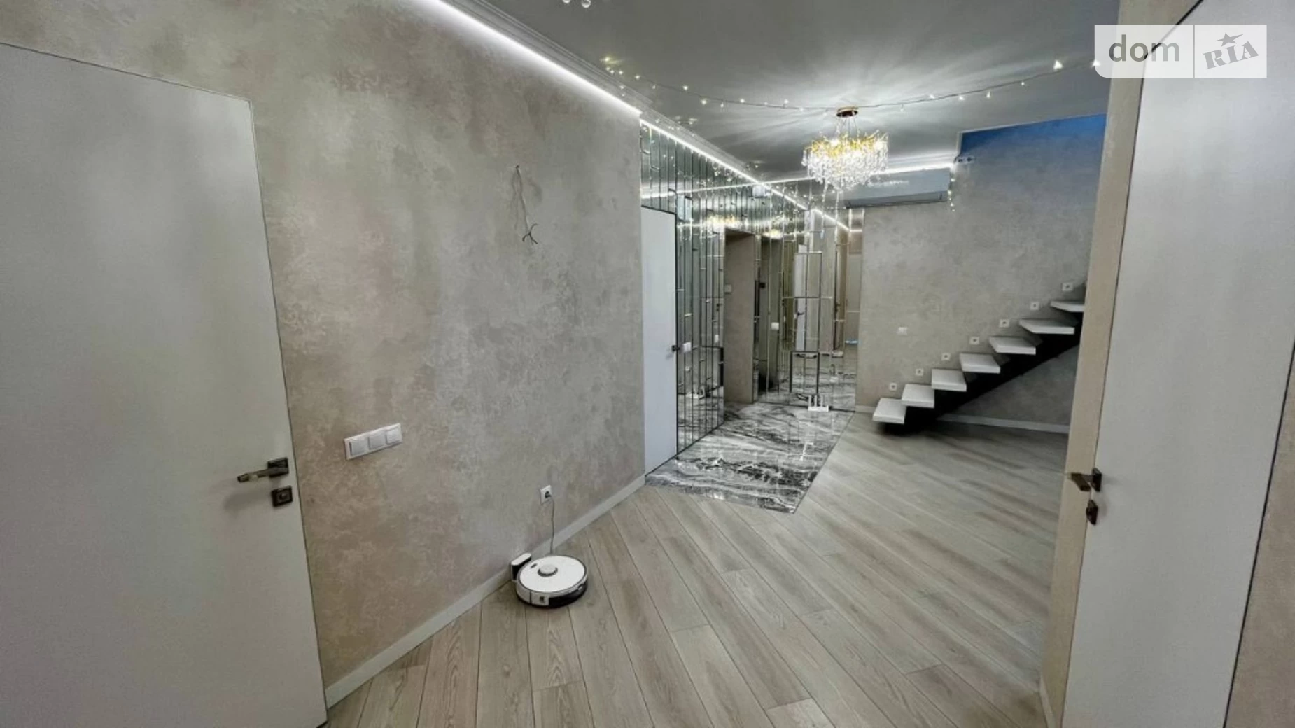 Продается 4-комнатная квартира 153 кв. м в Ивано-Франковске