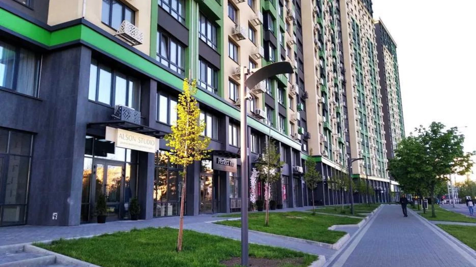 Продается 2-комнатная квартира 98 кв. м в Киеве, ул. Михаила Максимовича, 32
