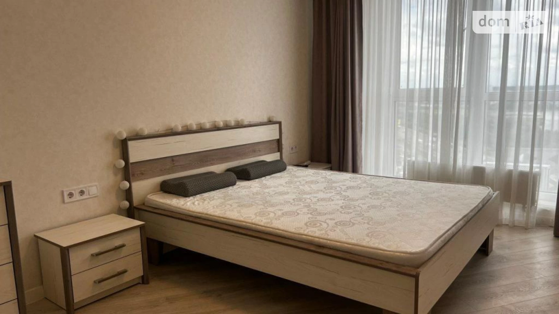 Продается 1-комнатная квартира 42 кв. м в Киеве, ул. Ревуцкого, 40В