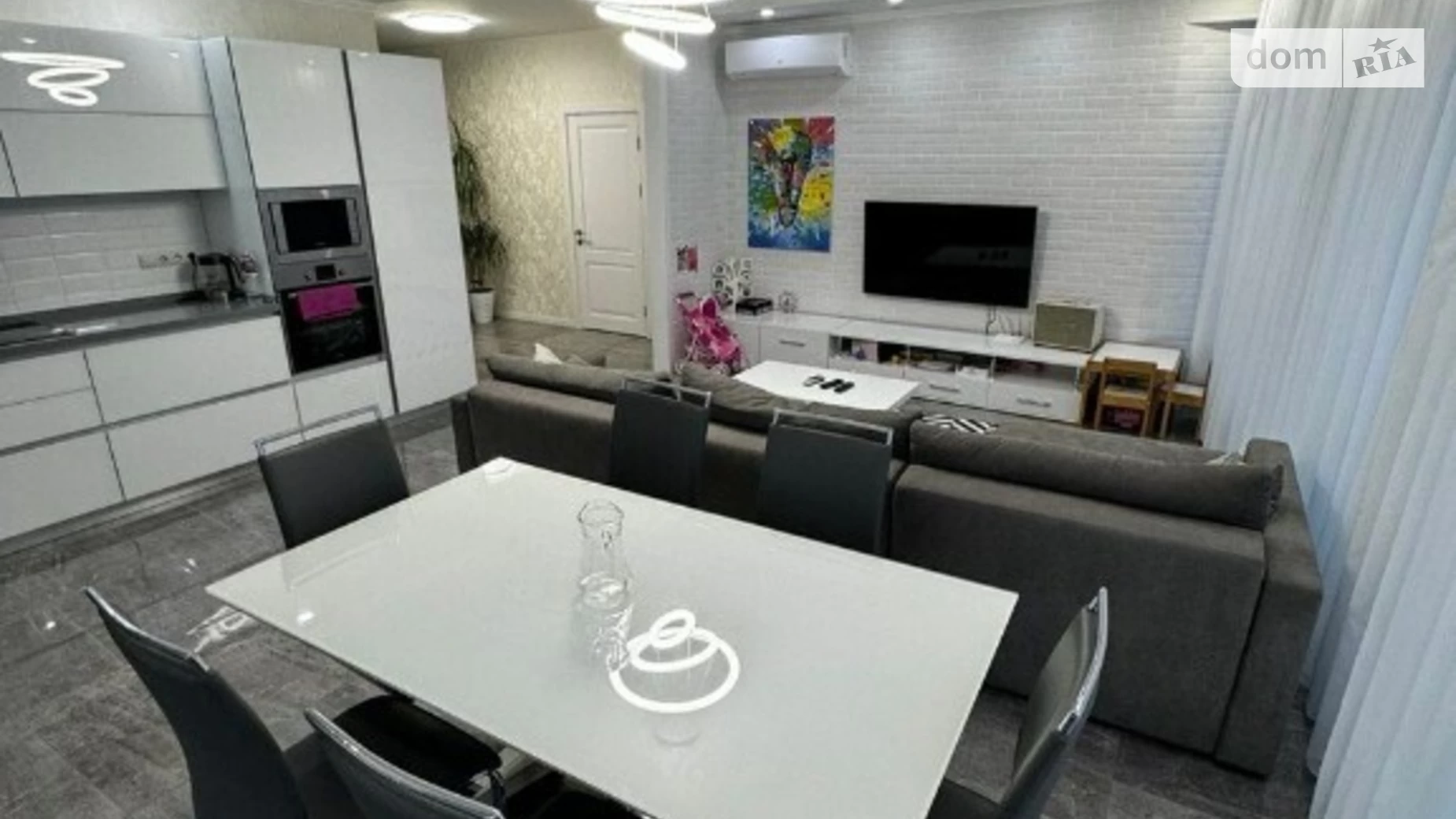 Продается 3-комнатная квартира 120 кв. м в Киеве, ул. Салютная, 1Г