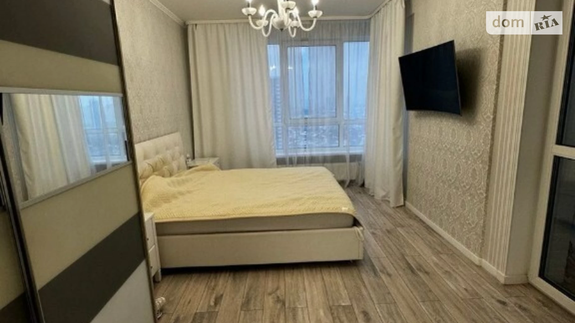 Продается 3-комнатная квартира 120 кв. м в Киеве, ул. Салютная, 1Г