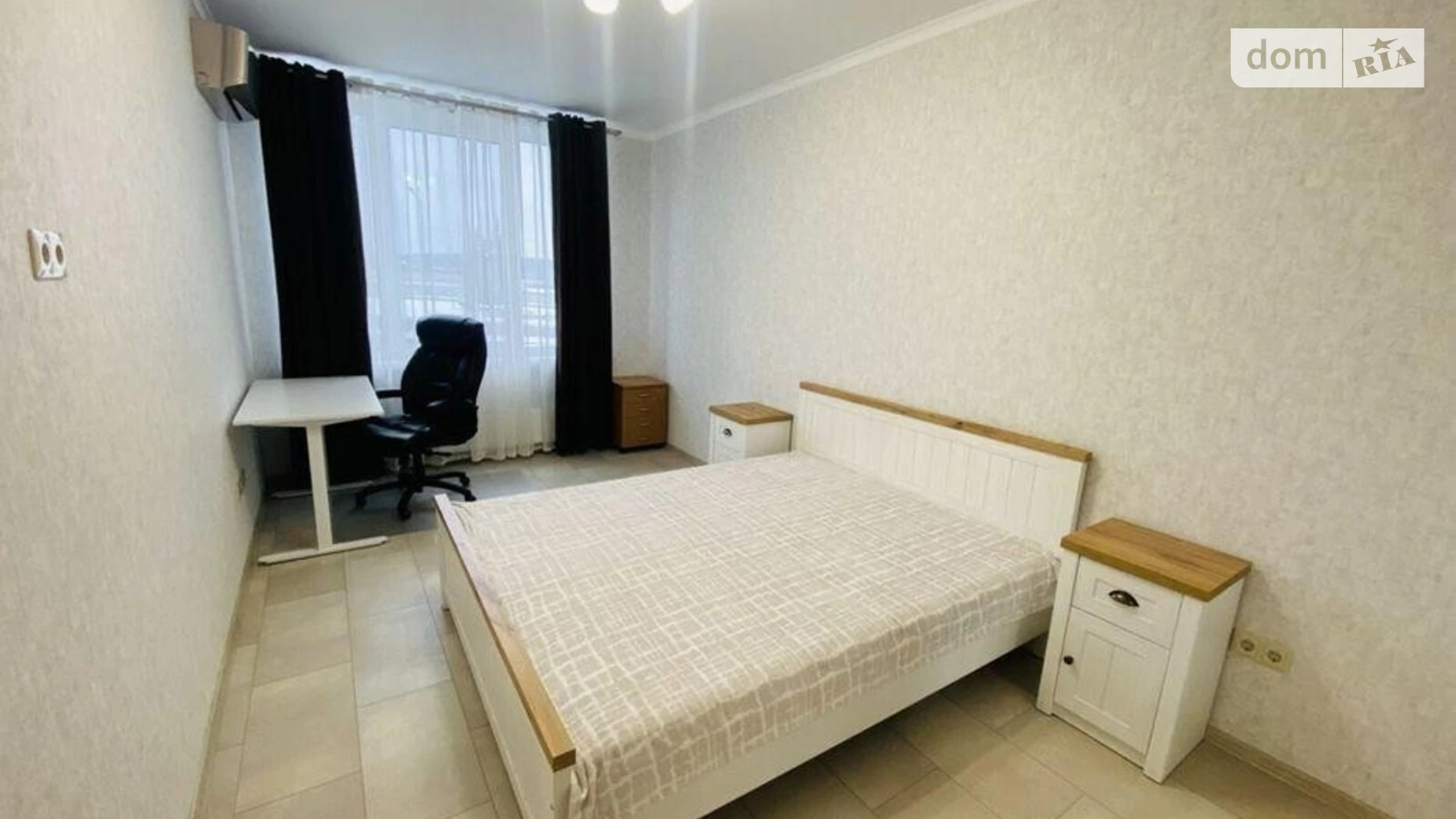 Продается 1-комнатная квартира 52 кв. м в Киеве, просп. Европейского Союза(Правды), 45