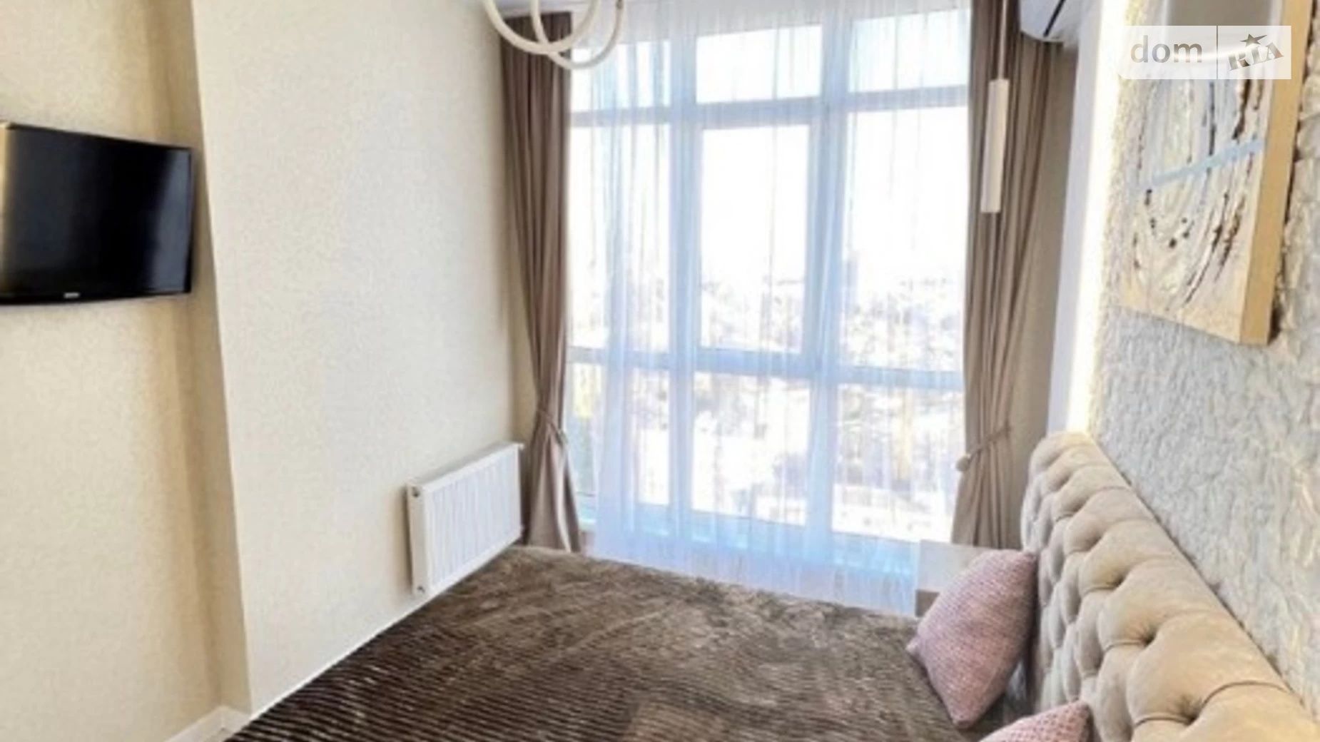 Продается 2-комнатная квартира 65 кв. м в Одессе, ул. Академика Филатова, 2