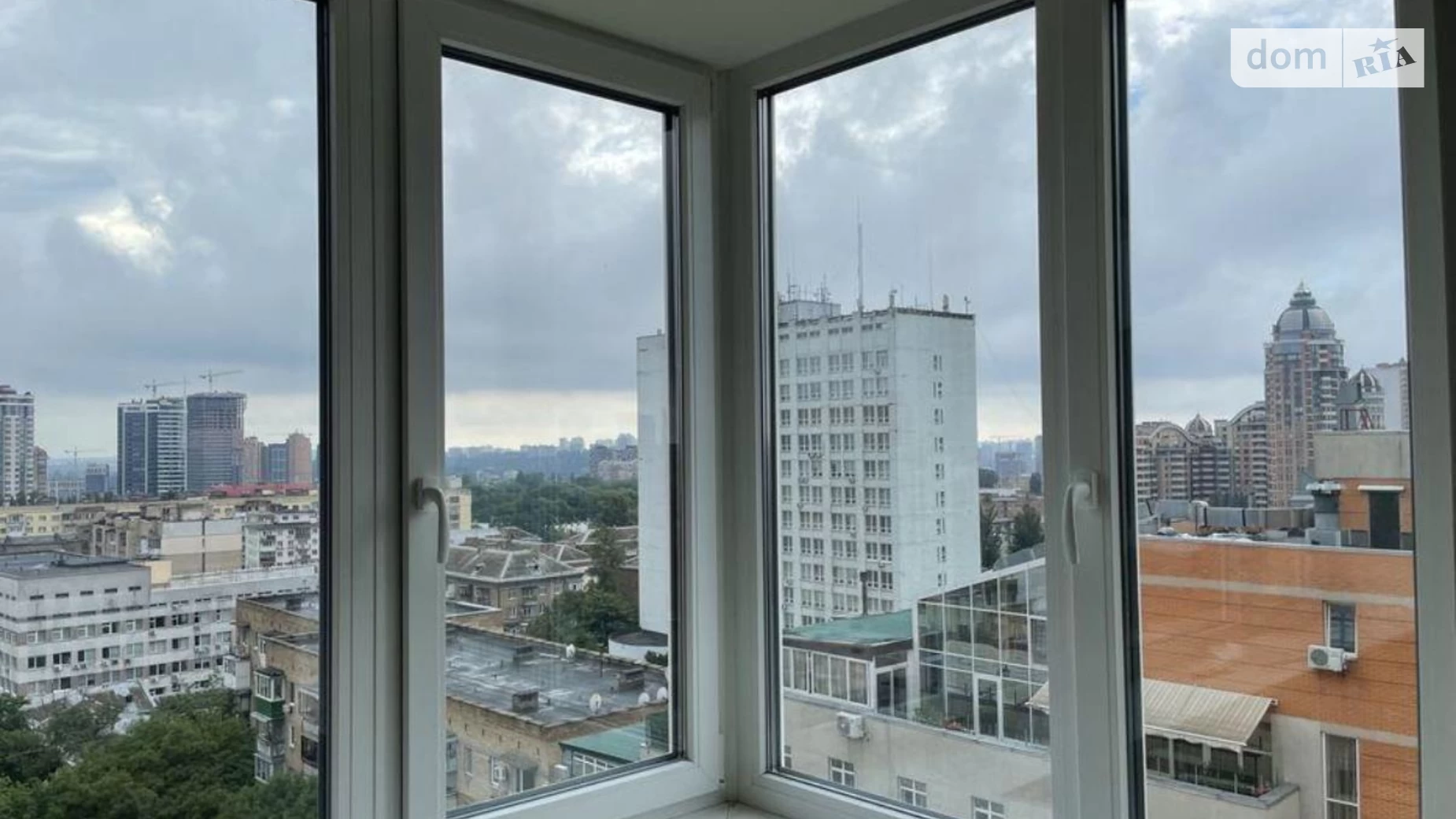 Продается 4-комнатная квартира 126 кв. м в Киеве, ул. Лескова, 1А