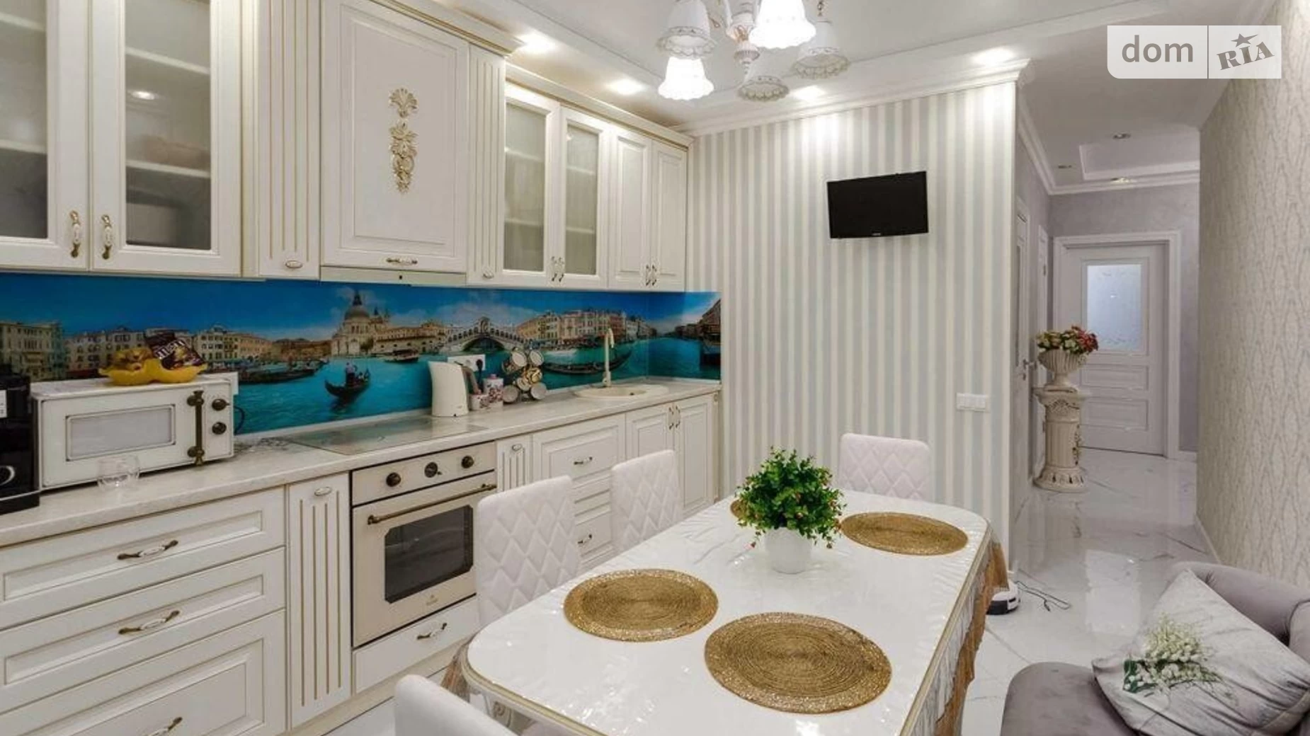 Продается 2-комнатная квартира 67 кв. м в Киеве, ул. Семьи Кульженков, 8 - фото 2