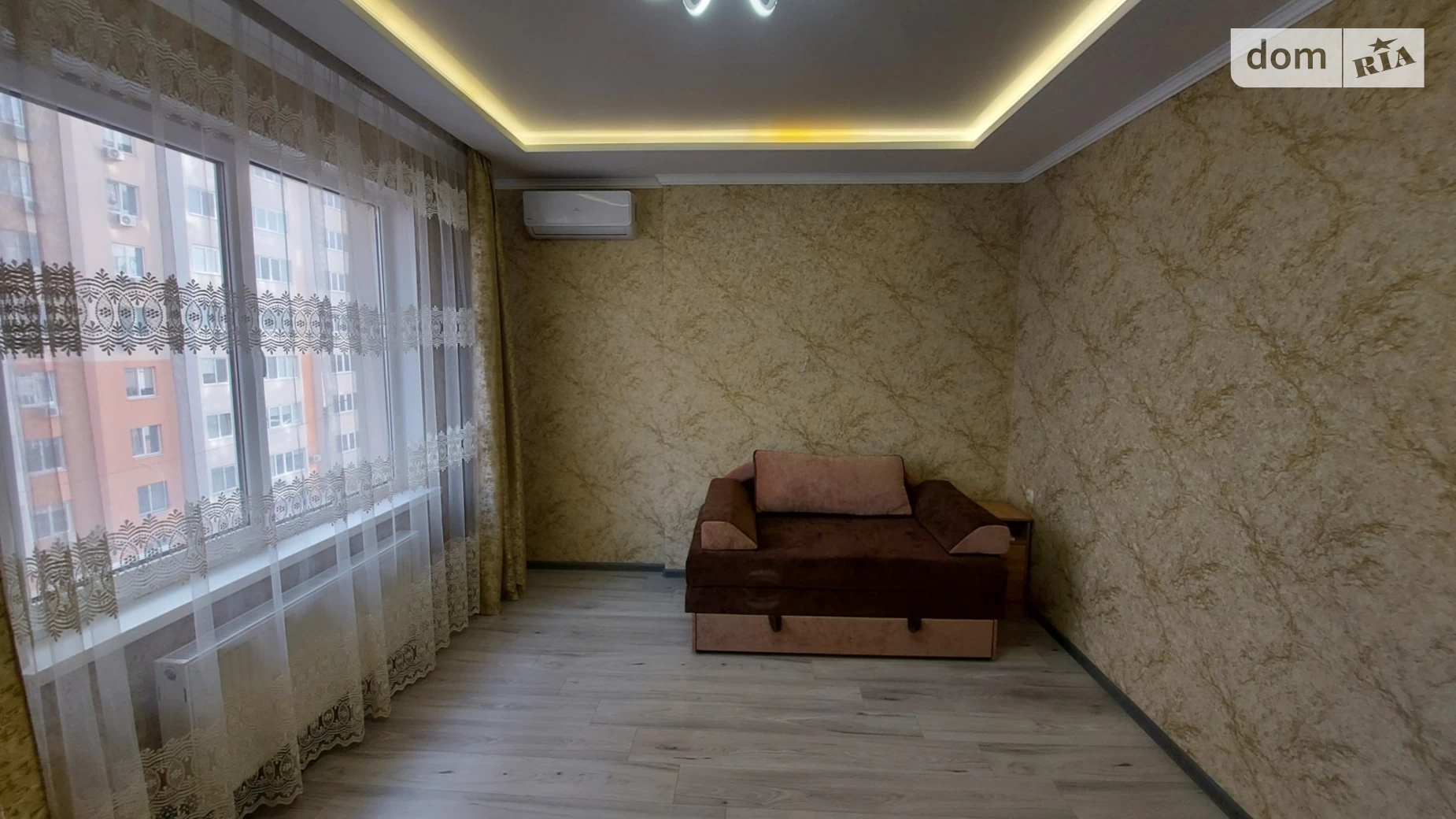 Продается 1-комнатная квартира 45 кв. м в Одессе, мас. Радужный
