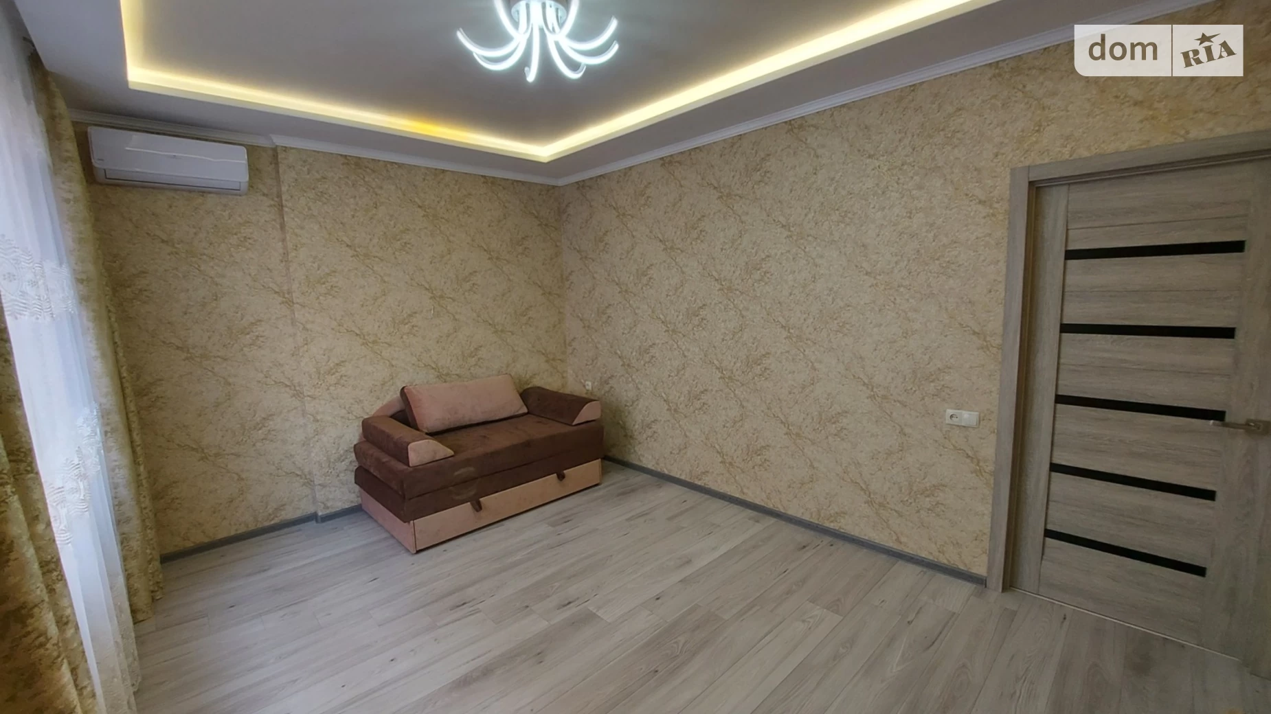Продается 1-комнатная квартира 45 кв. м в Одессе, мас. Радужный