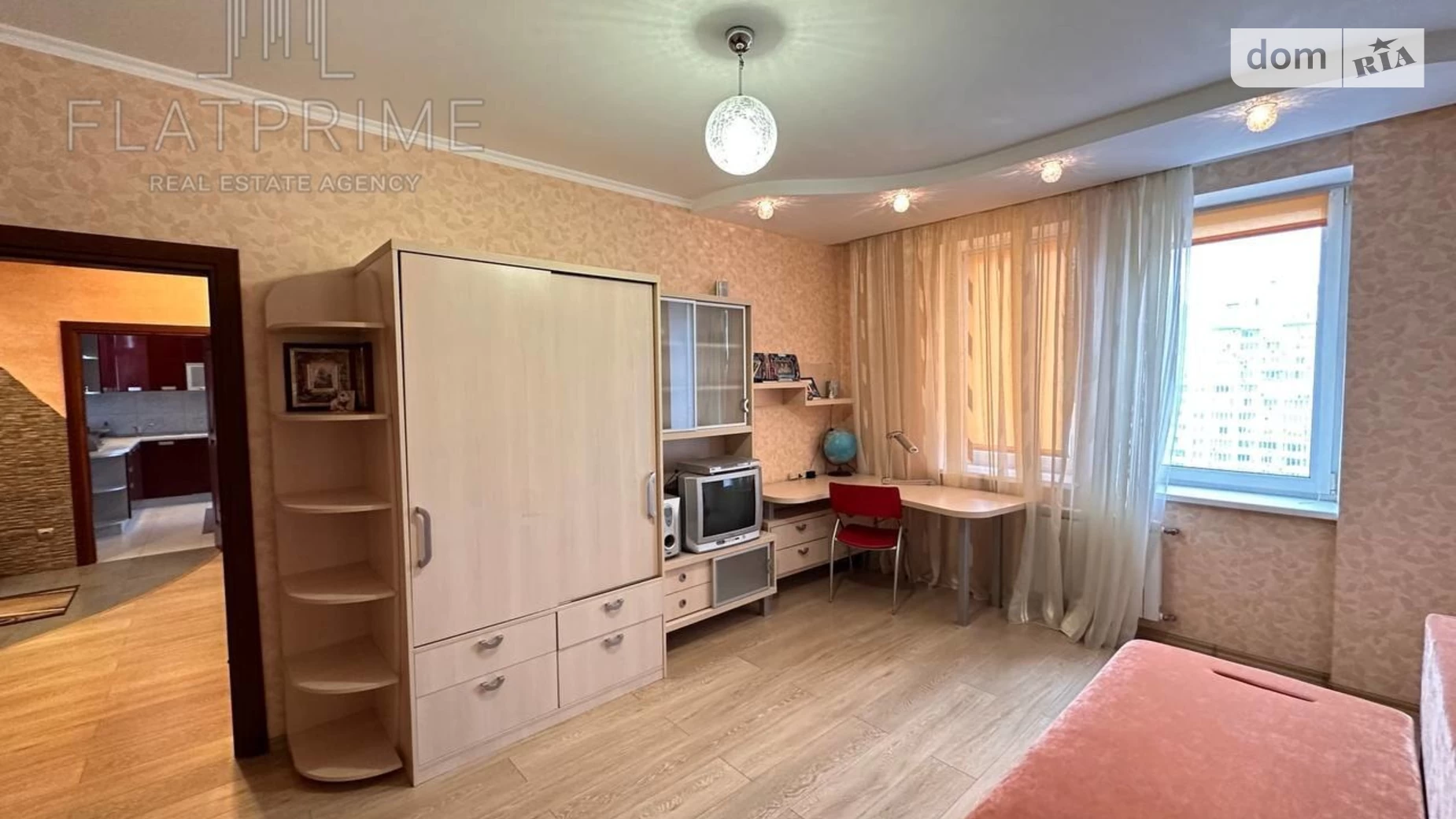 Продається 2-кімнатна квартира 72.9 кв. м у Києві, вул. Олени Пчілки, 3А