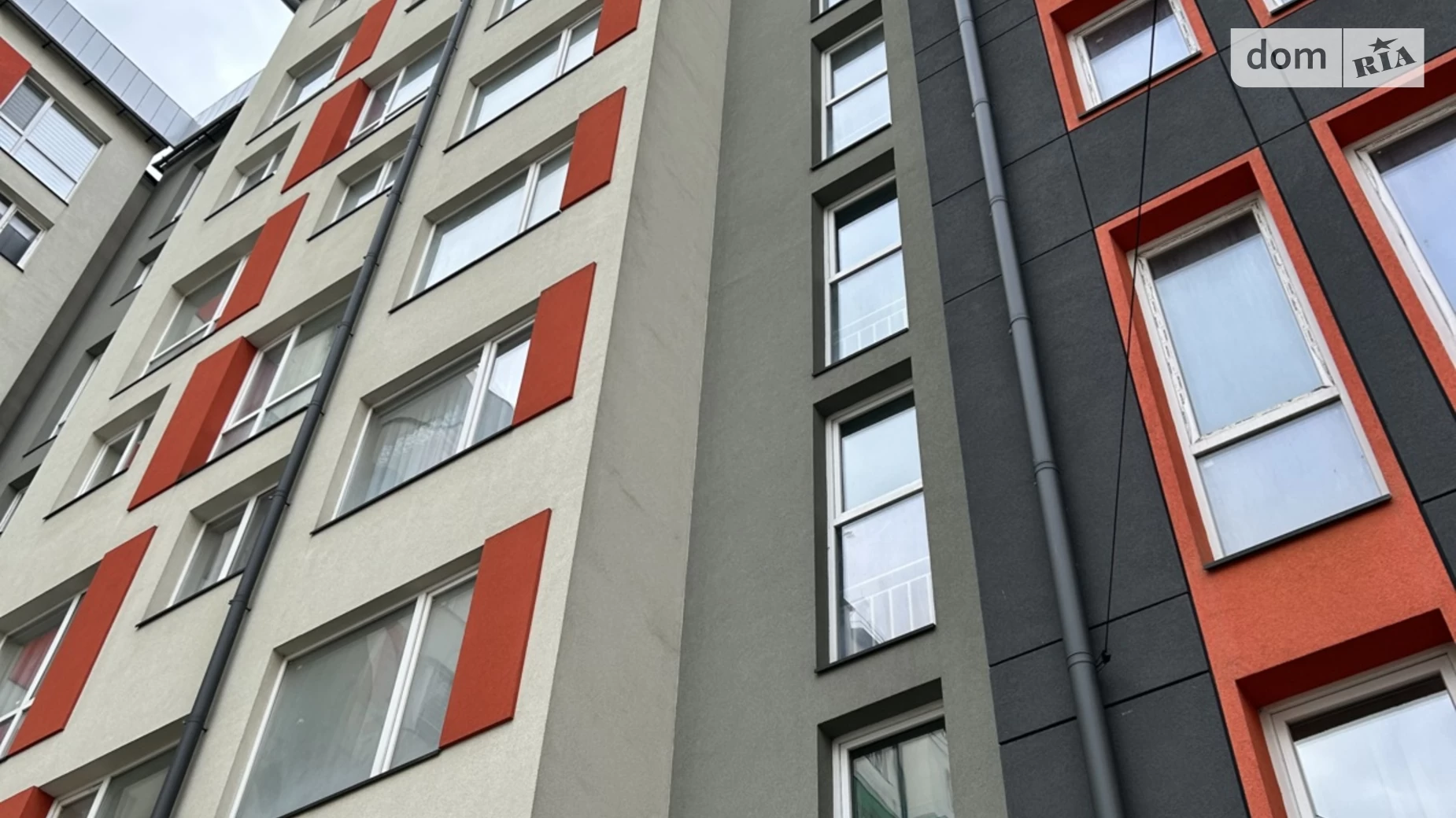 Продается 3-комнатная квартира 97.8 кв. м в Черновцах