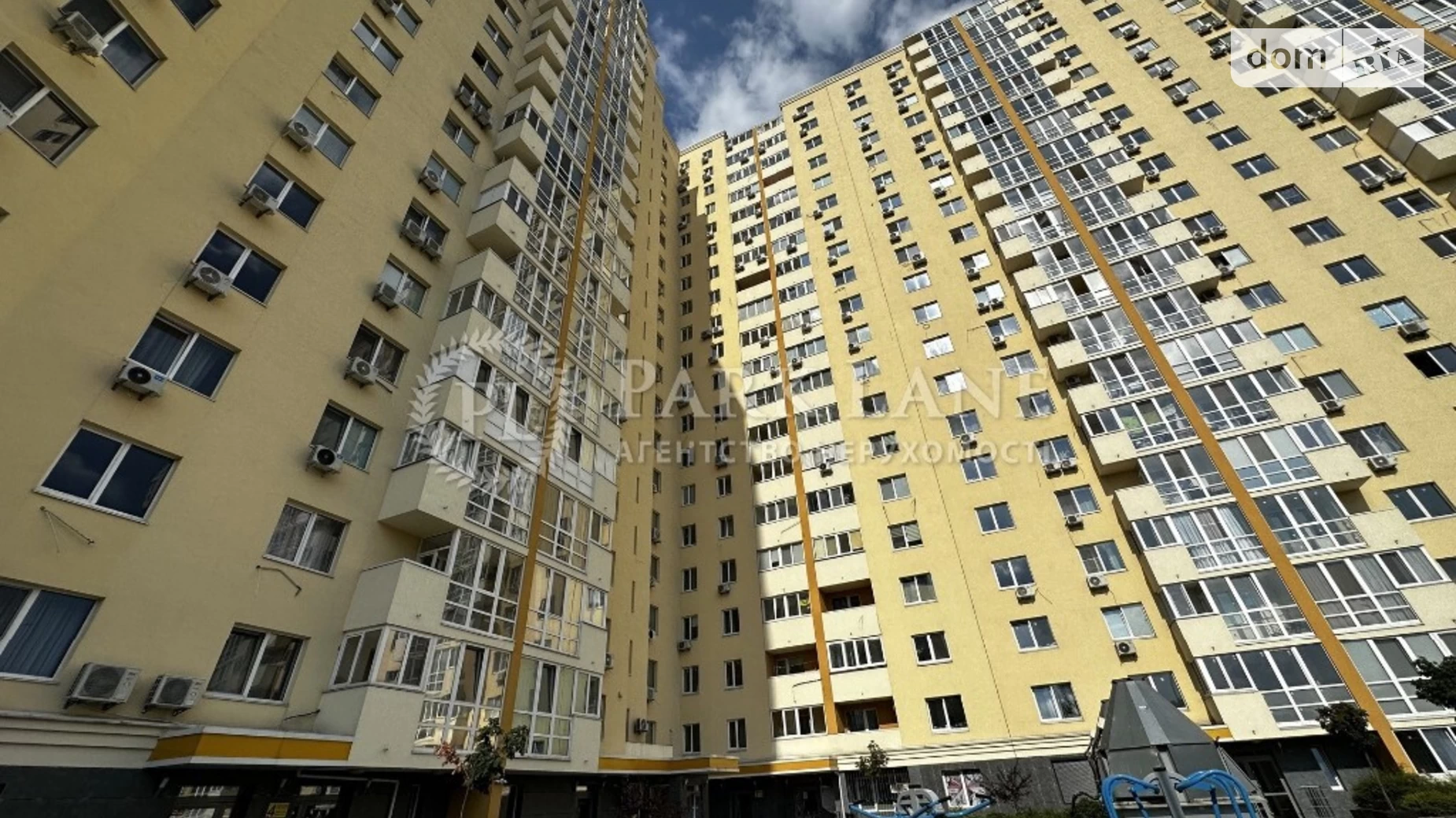 Продается 3-комнатная квартира 112 кв. м в Киеве, ул. Новомостицкая, 15