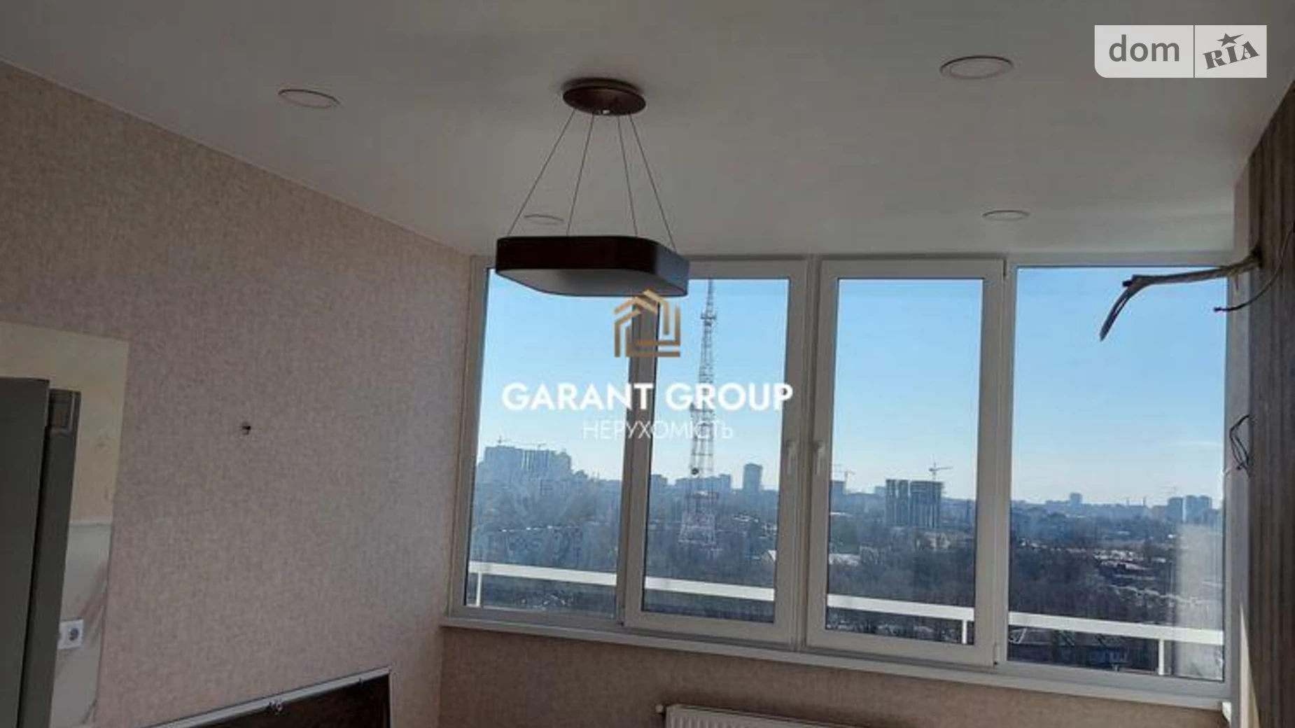 Продається 2-кімнатна квартира 77.5 кв. м у Одесі, вул. Середньофонтанська
