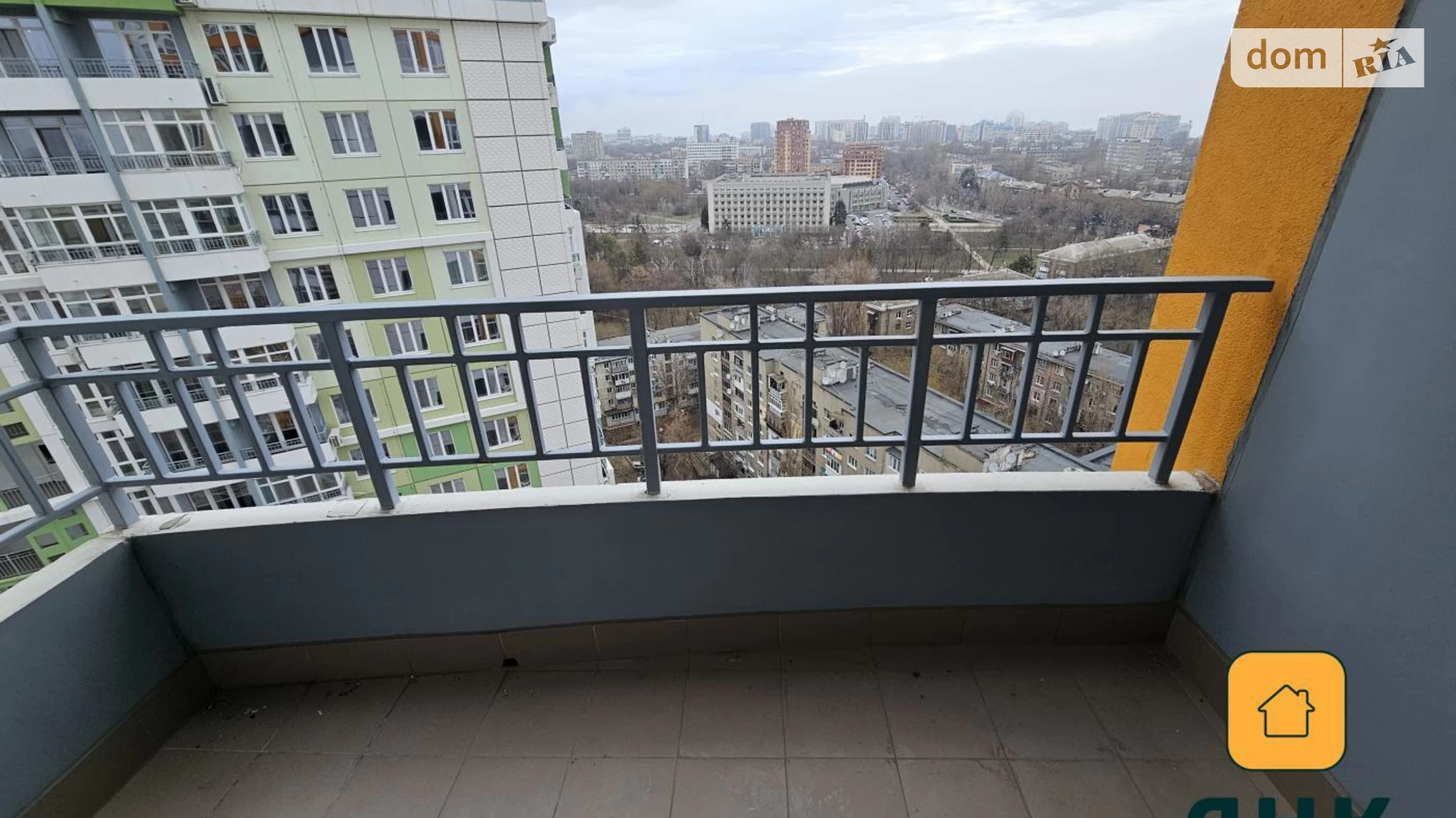 Продається 2-кімнатна квартира 103 кв. м у Одесі, просп. Гагаріна, 19В