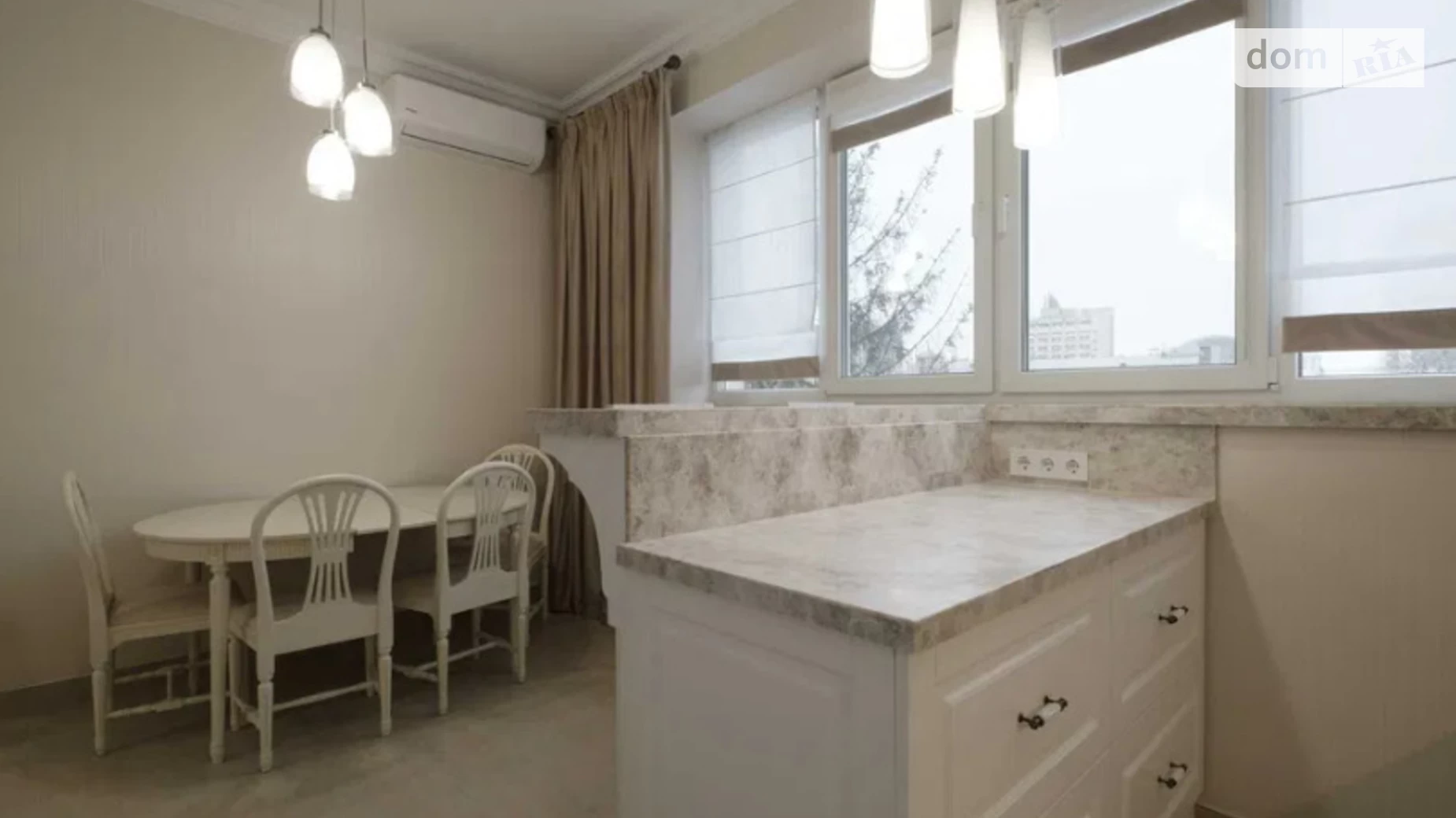 Продается 3-комнатная квартира 80 кв. м в Киеве, ул. Михайла Грушевского, 34А