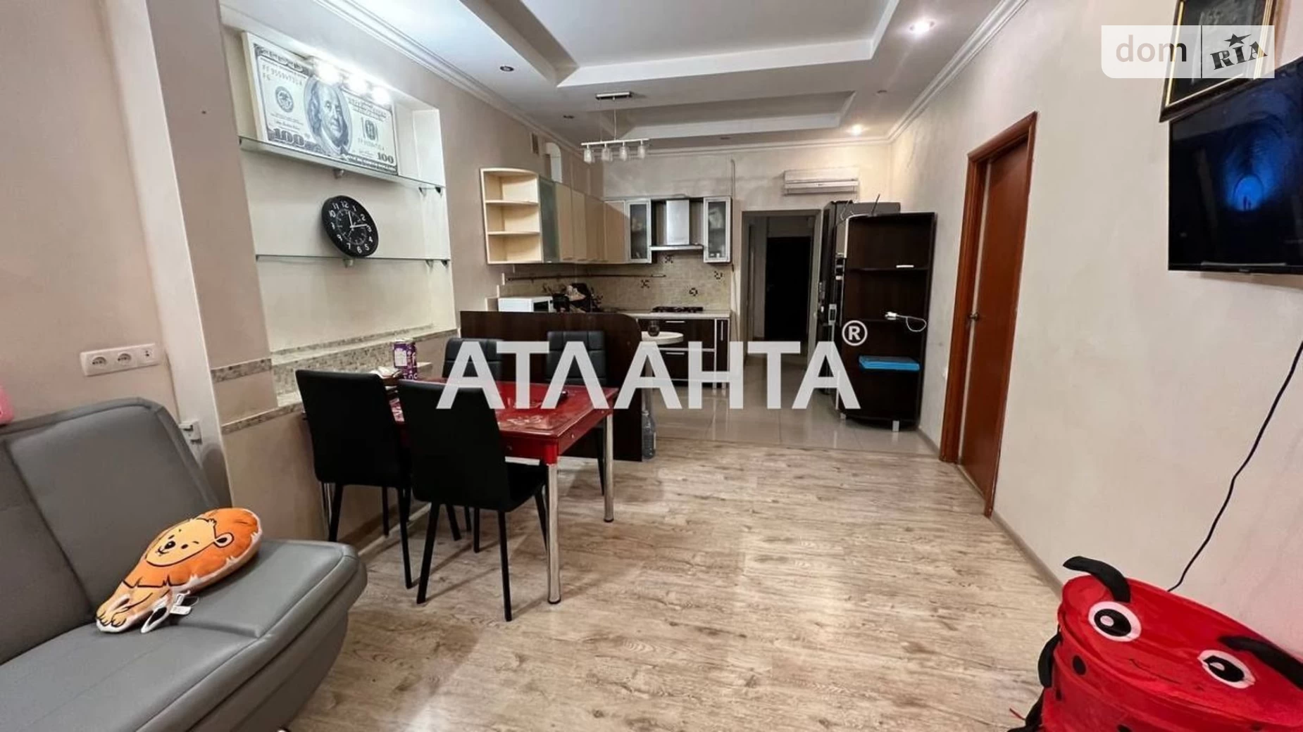 Продається 3-кімнатна квартира 87.5 кв. м у Одесі, вул. Грецька