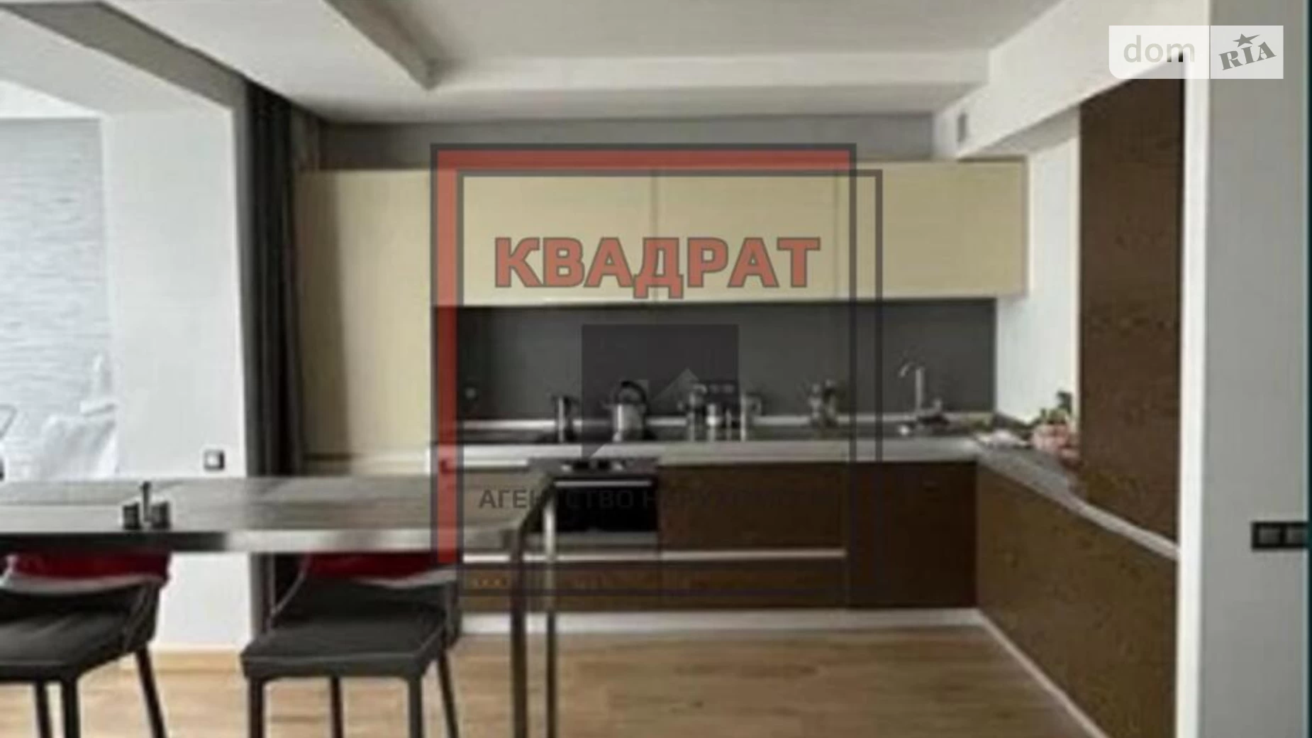 Продається 1-кімнатна квартира 65 кв. м у Полтаві, пл. Незалежності