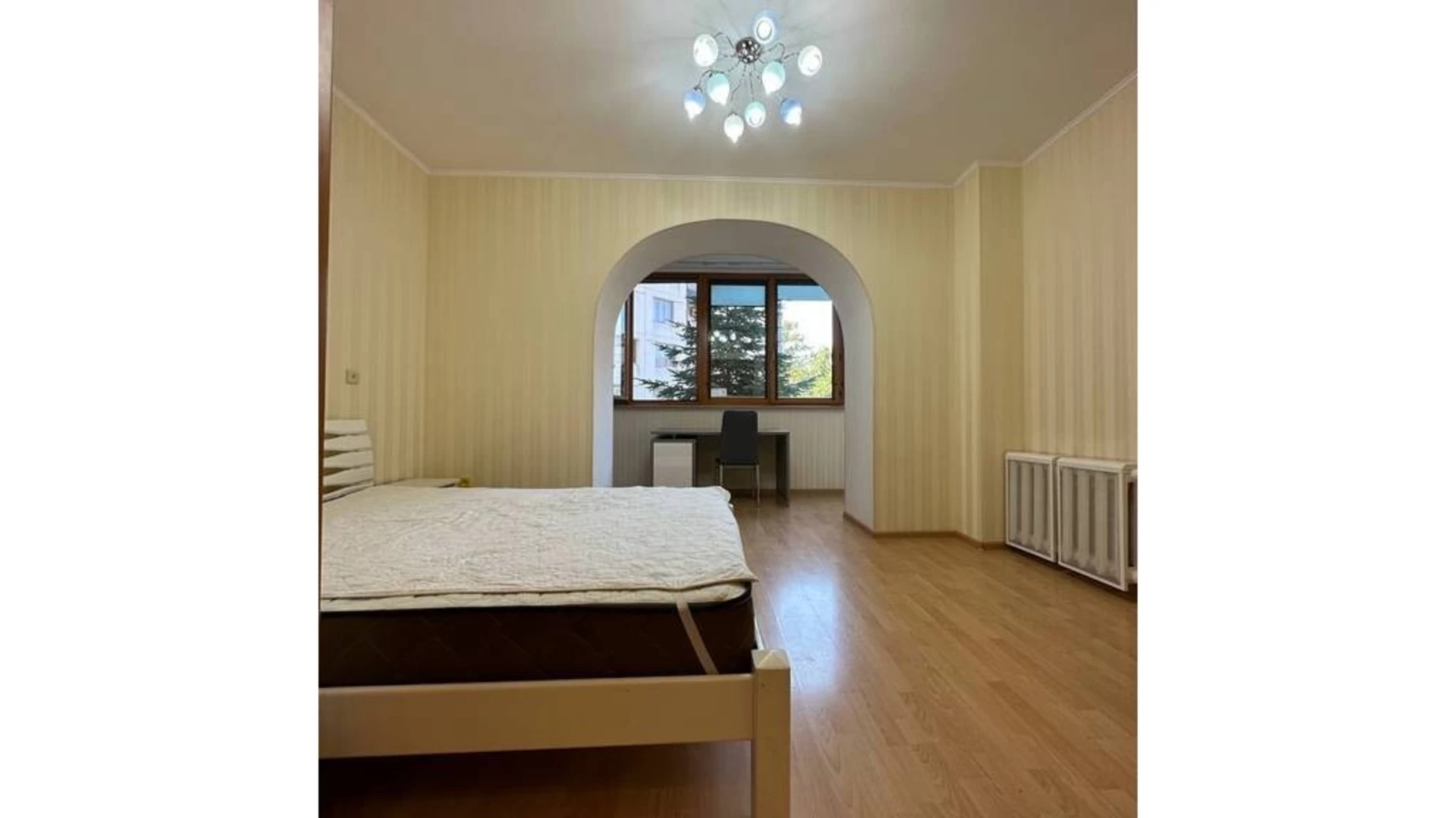 Продається 3-кімнатна квартира 144 кв. м у Одесі, вул. Тіниста
