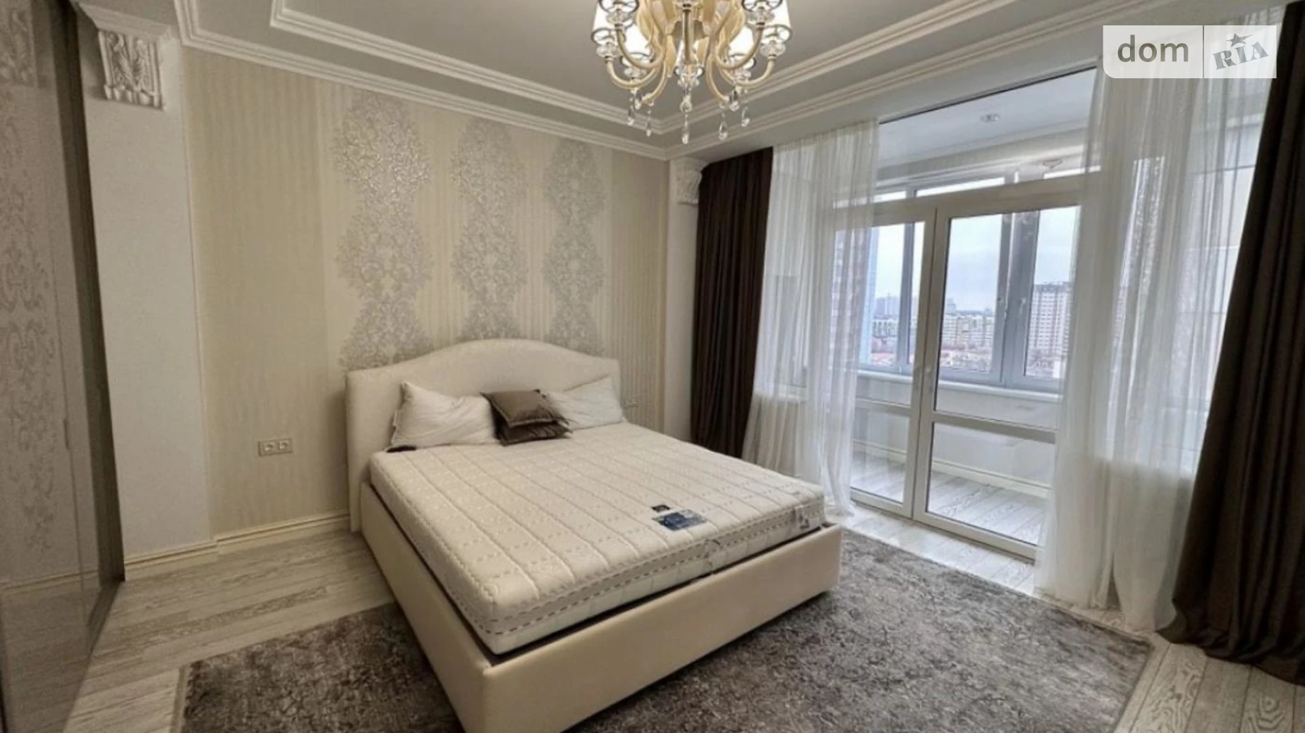 Продається 3-кімнатна квартира 150 кв. м у Одесі, вул. Літературна