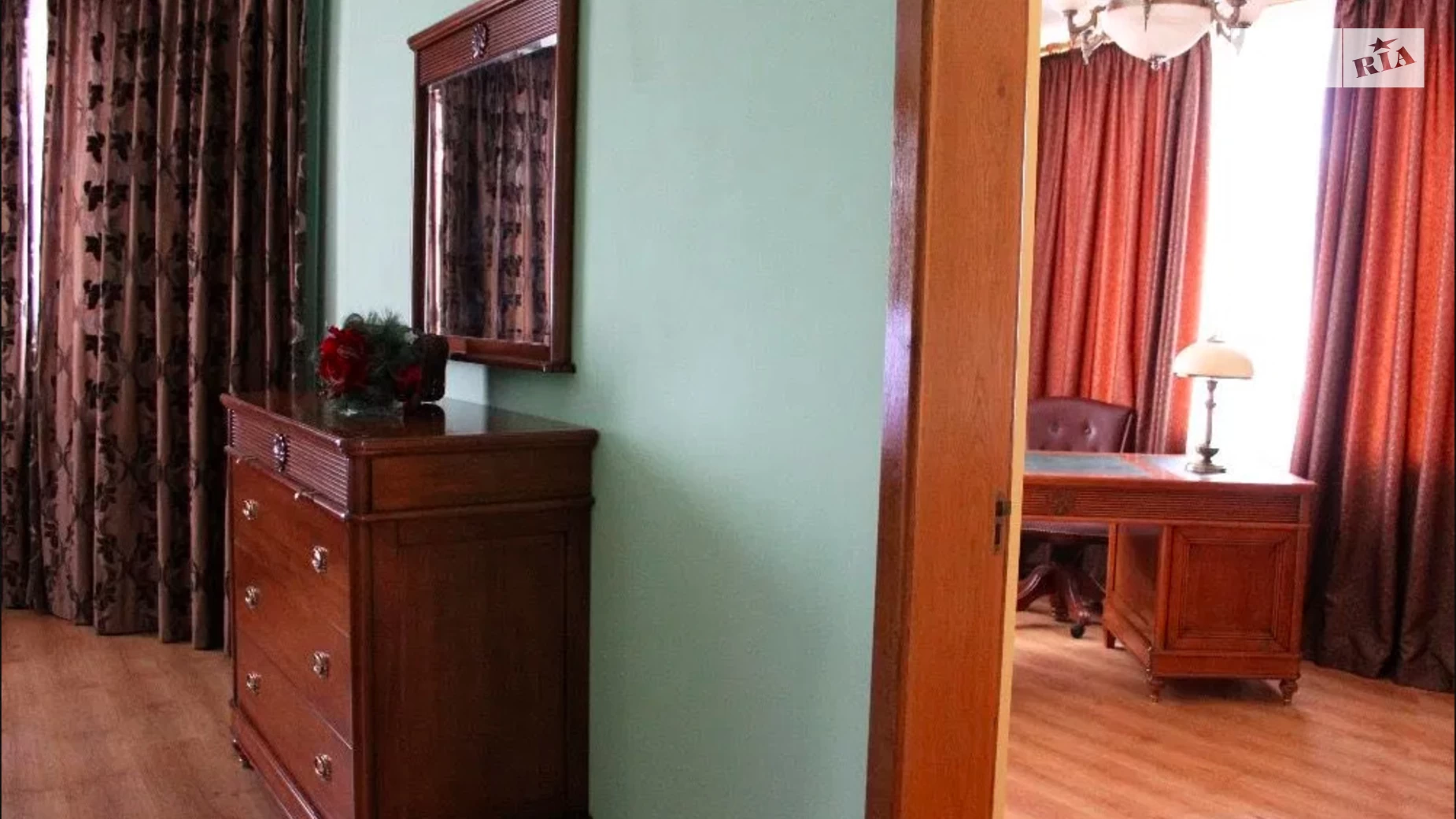 Продается дом на 2 этажа 312 кв. м с камином, цена: 350000 $ - фото 4