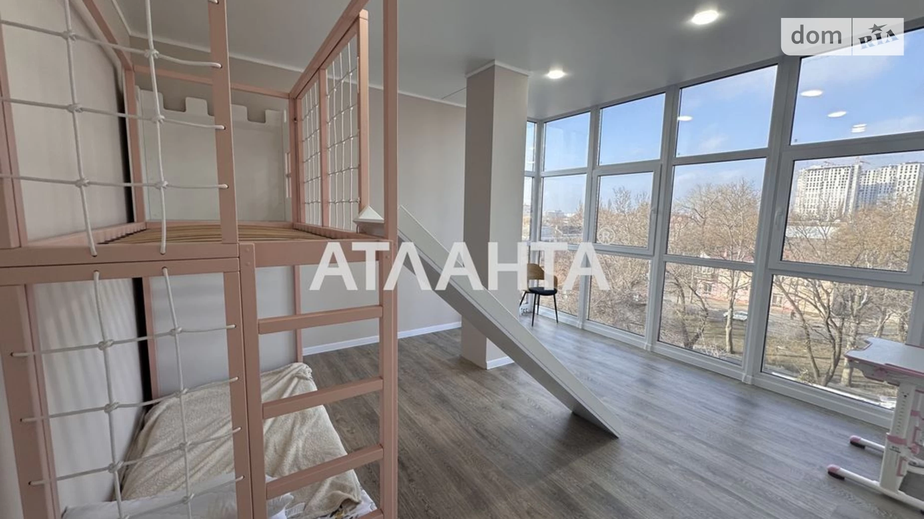 Продается 2-комнатная квартира 56 кв. м в Одессе, ул. Гераневая